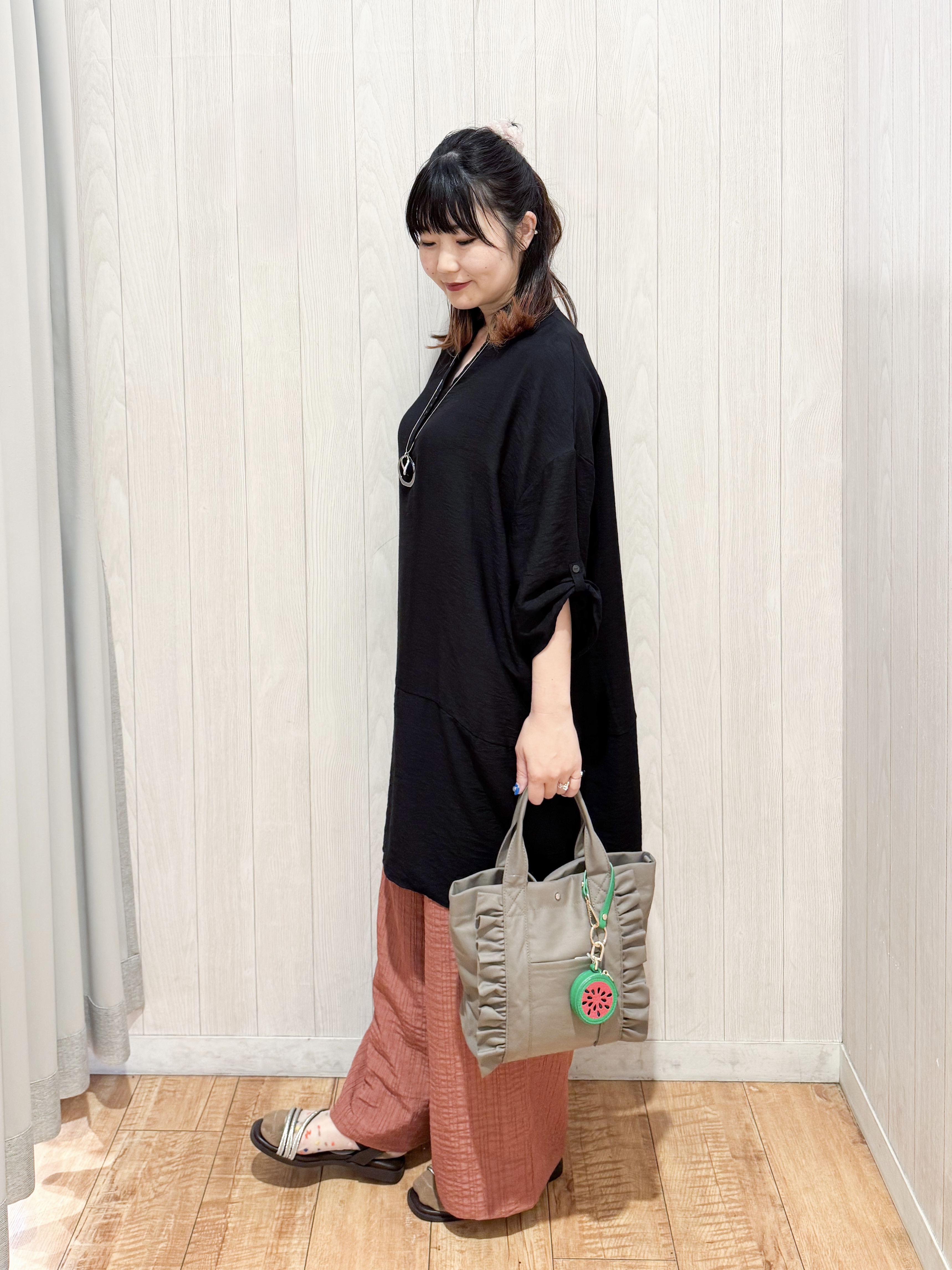 愛さんの「SHOO･LA･RUE｜【S-LL/洗濯後しわになりにくい】ゆるっと体型カバー 7分袖コクーンチュニック」を使ったコーディネート
