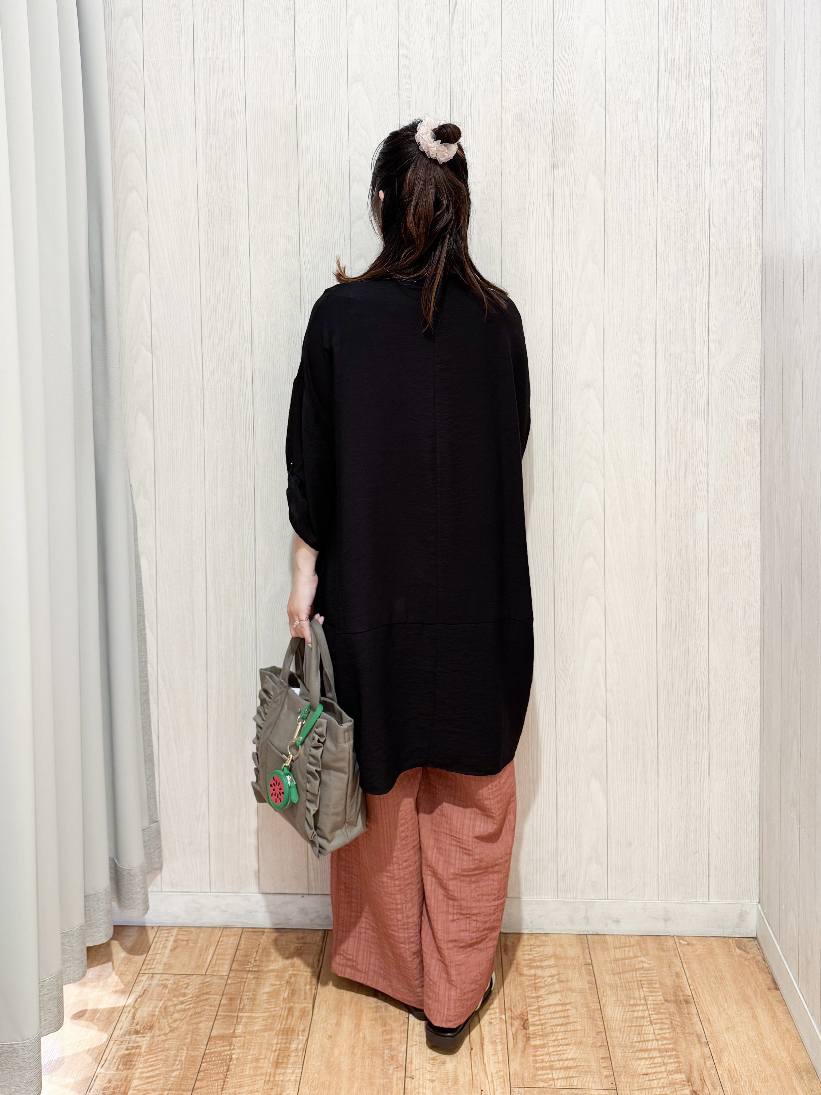 愛さんの「SHOO･LA･RUE｜【S-LL/洗濯後しわになりにくい】ゆるっと体型カバー 7分袖コクーンチュニック」を使ったコーディネート