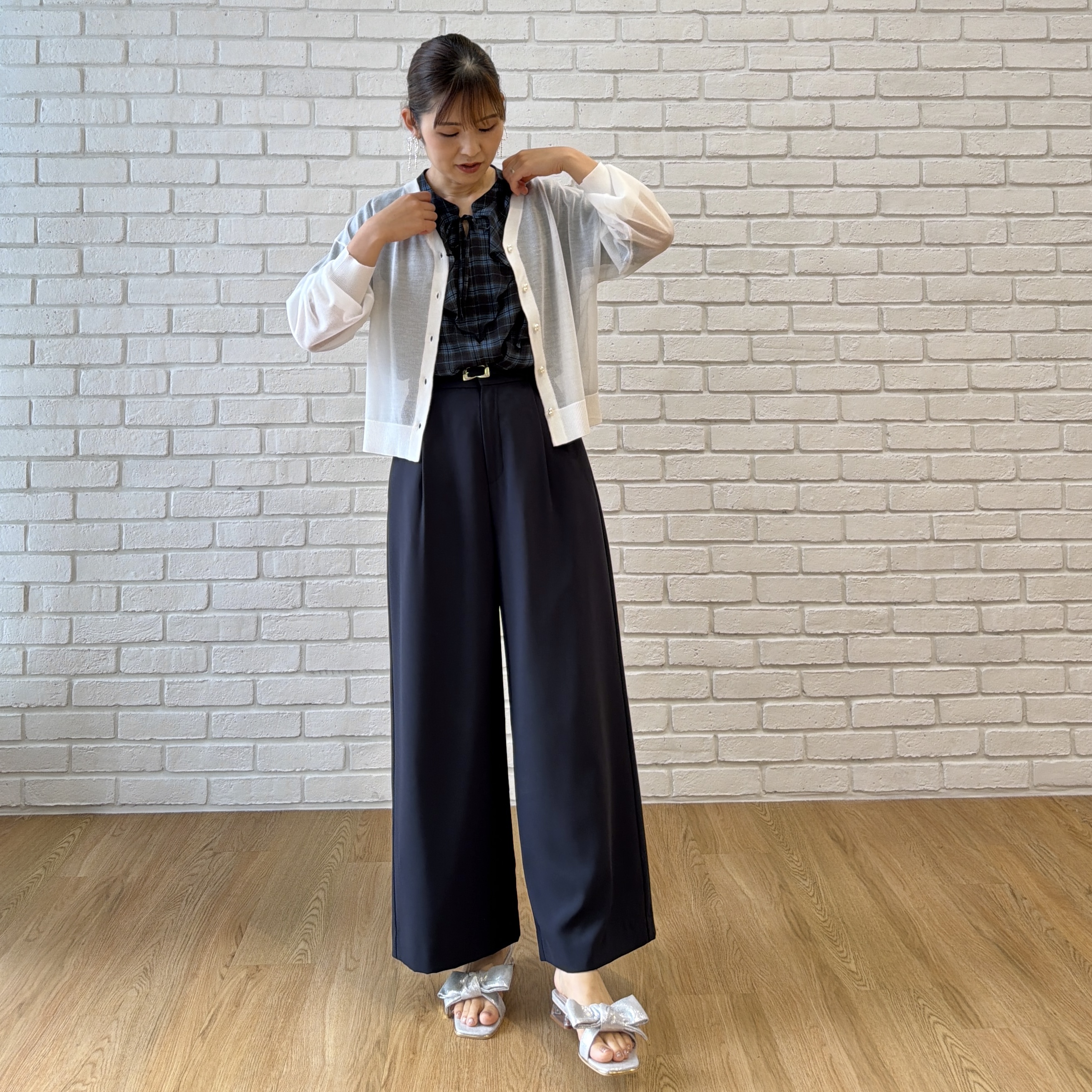 makiさんの「Couture brooch｜【楊柳シフォンで涼しく】フリルチェックブラウス」を使ったコーディネート