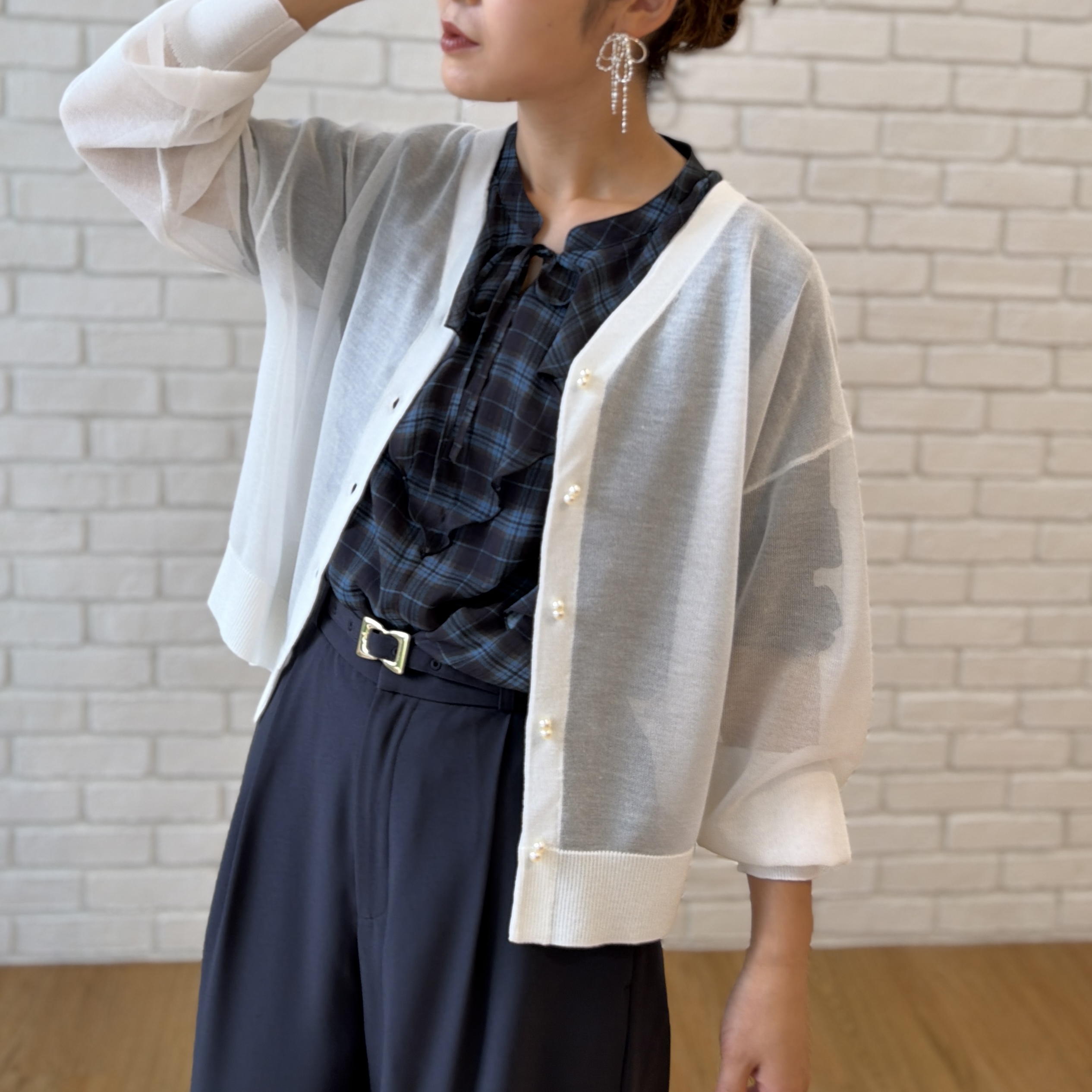 makiさんの「Couture brooch｜【楊柳シフォンで涼しく】フリルチェックブラウス」を使ったコーディネート