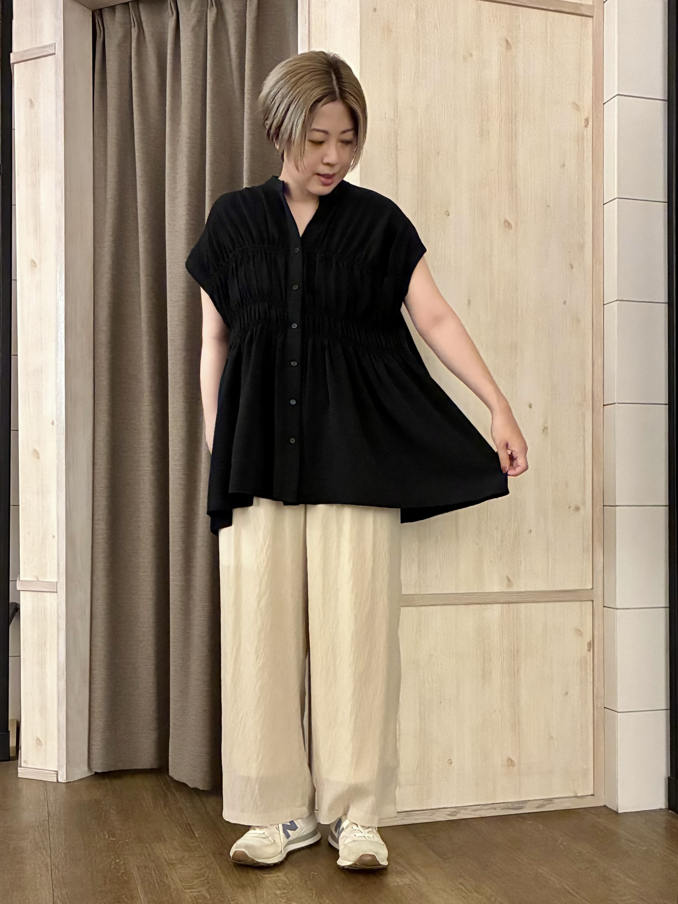 aiさんの「THE SHOP TK｜【体型カバー/防しわ/UV】さらさらシャーリングブラウス」を使ったコーディネート