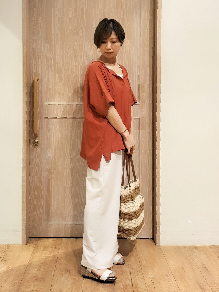 YUKIさんの「SHOO･LA･RUE｜【2点セット/洗濯機可】大人の抜け感 インせず決まるリボン付きブラウス＆タンクトップ」を使ったコーディネート