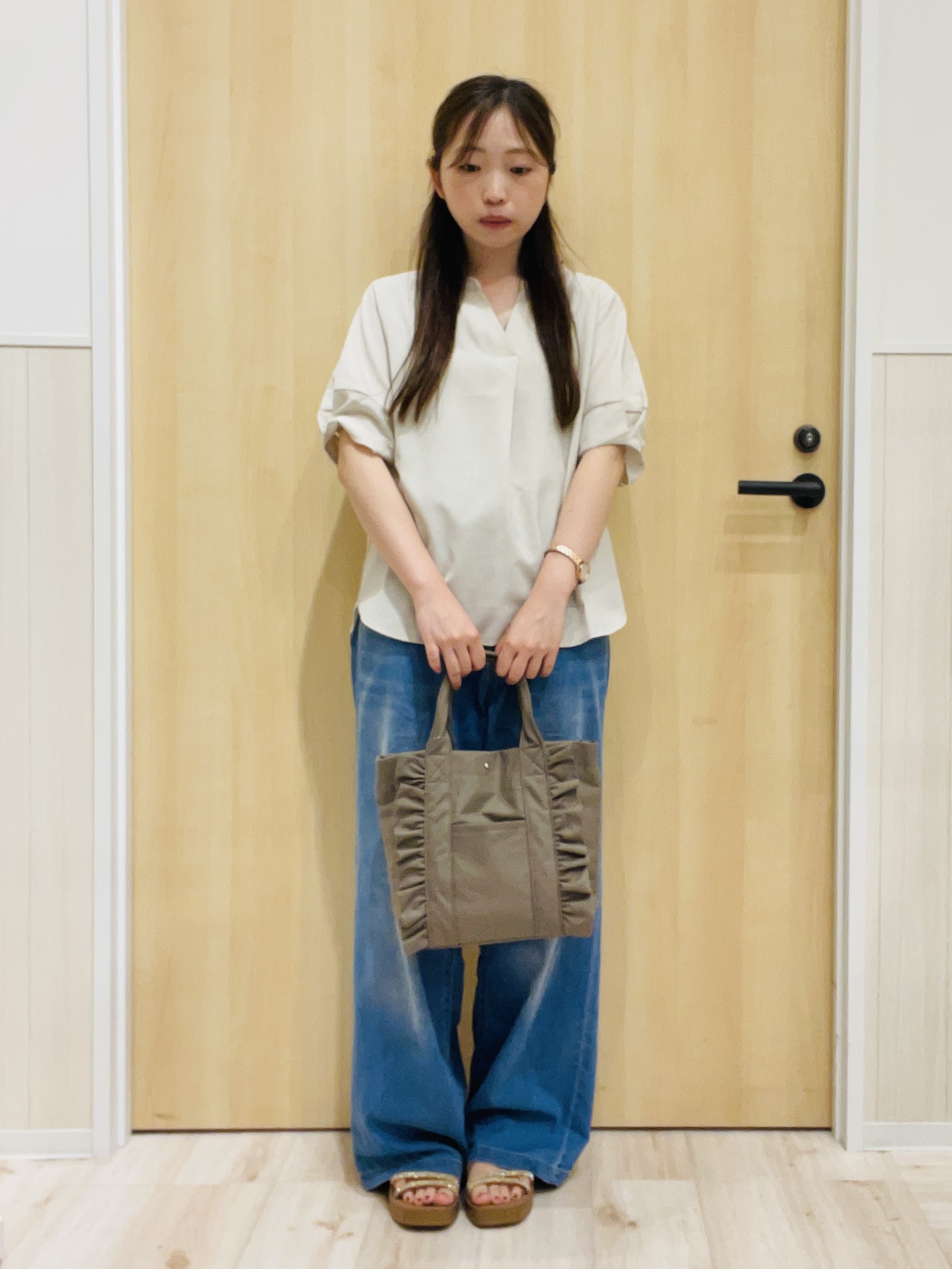 minamiさんの「SHOO･LA･RUE｜【洗濯後しわになりにくい/インせずきまる】シンプルだけど女性らしい 麻調スキッパーブラウス」を使ったコーディネート