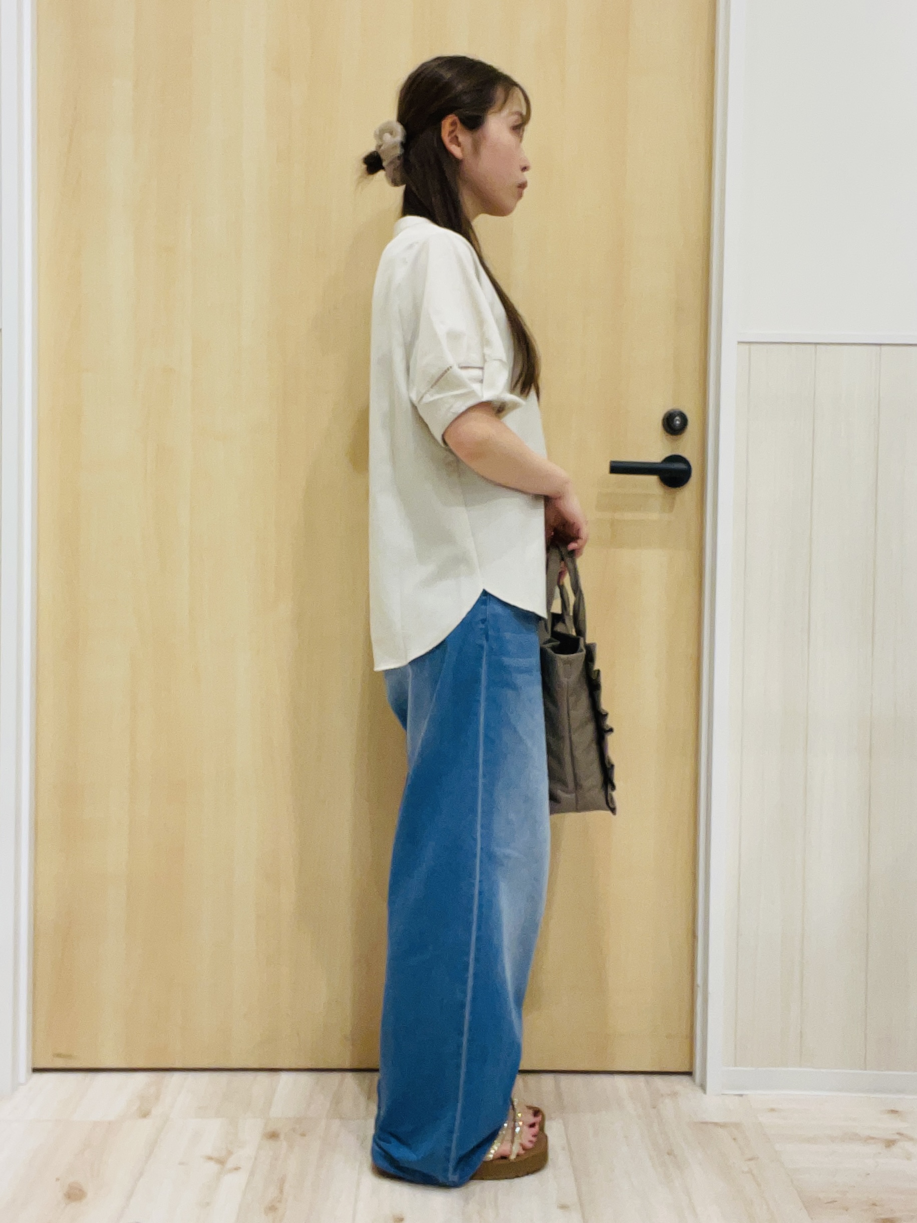 minamiさんの「SHOO･LA･RUE｜【洗濯後しわになりにくい/インせずきまる】シンプルだけど女性らしい 麻調スキッパーブラウス」を使ったコーディネート