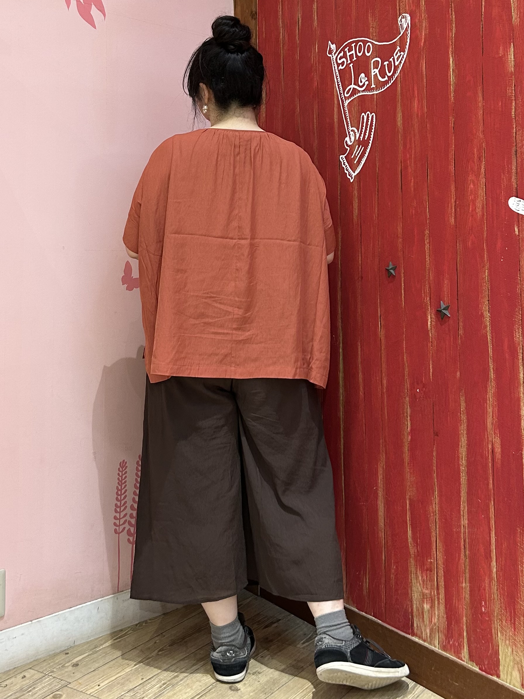 みりぽんさんの「SHOO･LA･RUE｜【2点セット/洗濯機可】大人の抜け感 インせず決まるリボン付きブラウス＆タンクトップ」を使ったコーディネート