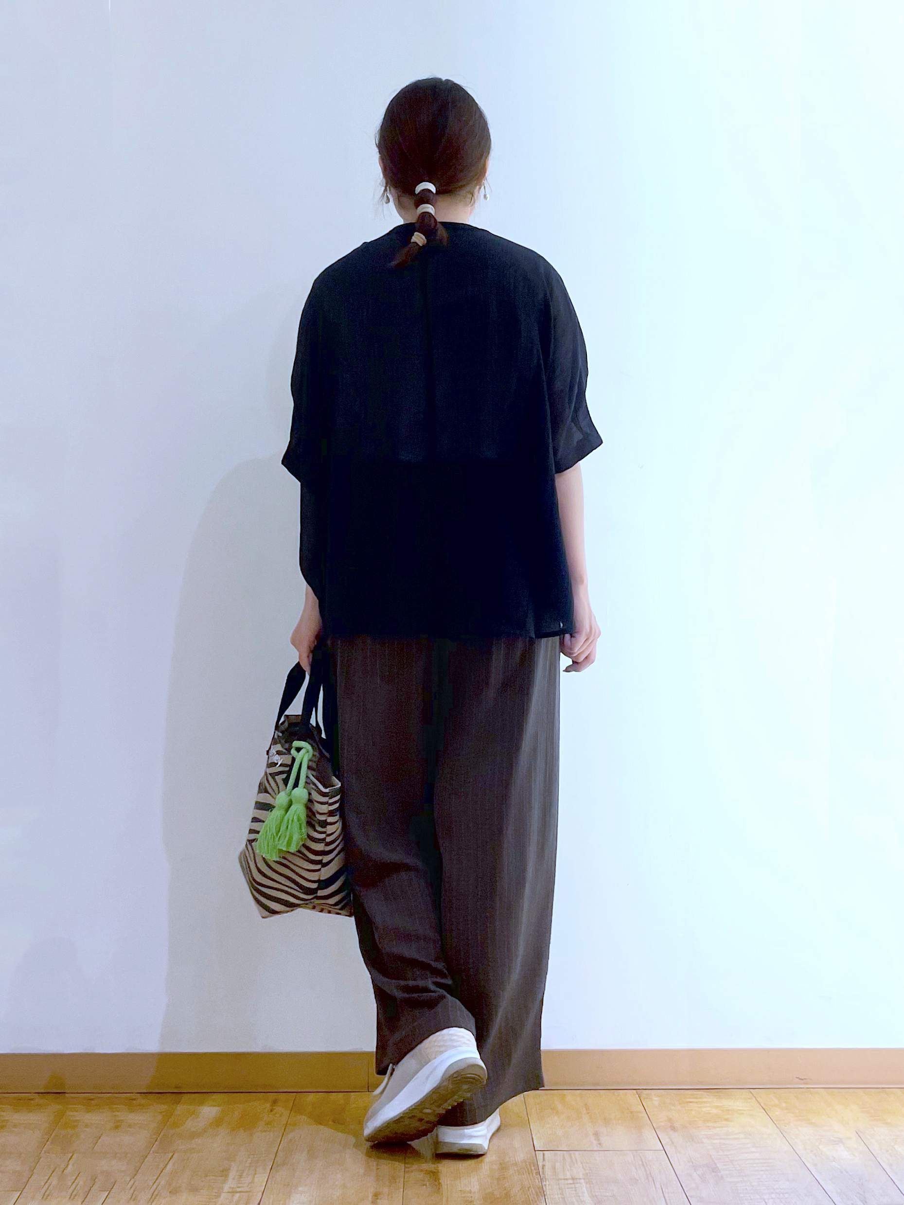 かのさんの「SHOO･LA･RUE｜【洗濯機可/選べる6色】程よいシアー感が涼し気 ゆったりワッシャードルマンブラウス」を使ったコーディネート