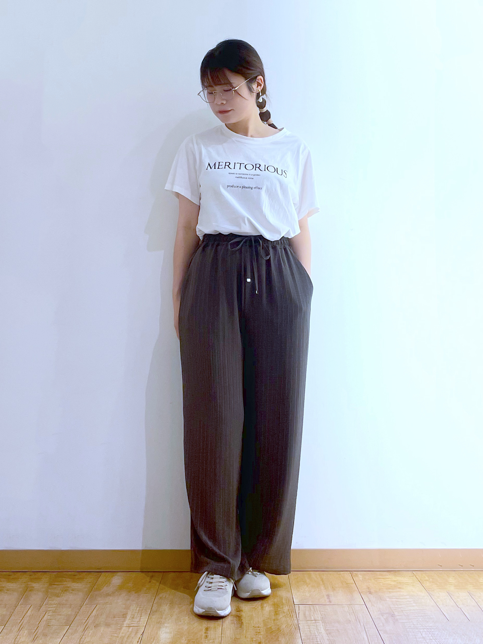 かのさんの「SHOO･LA･RUE｜【洗濯機可/選べる6色】程よいシアー感が涼し気 ゆったりワッシャードルマンブラウス」を使ったコーディネート