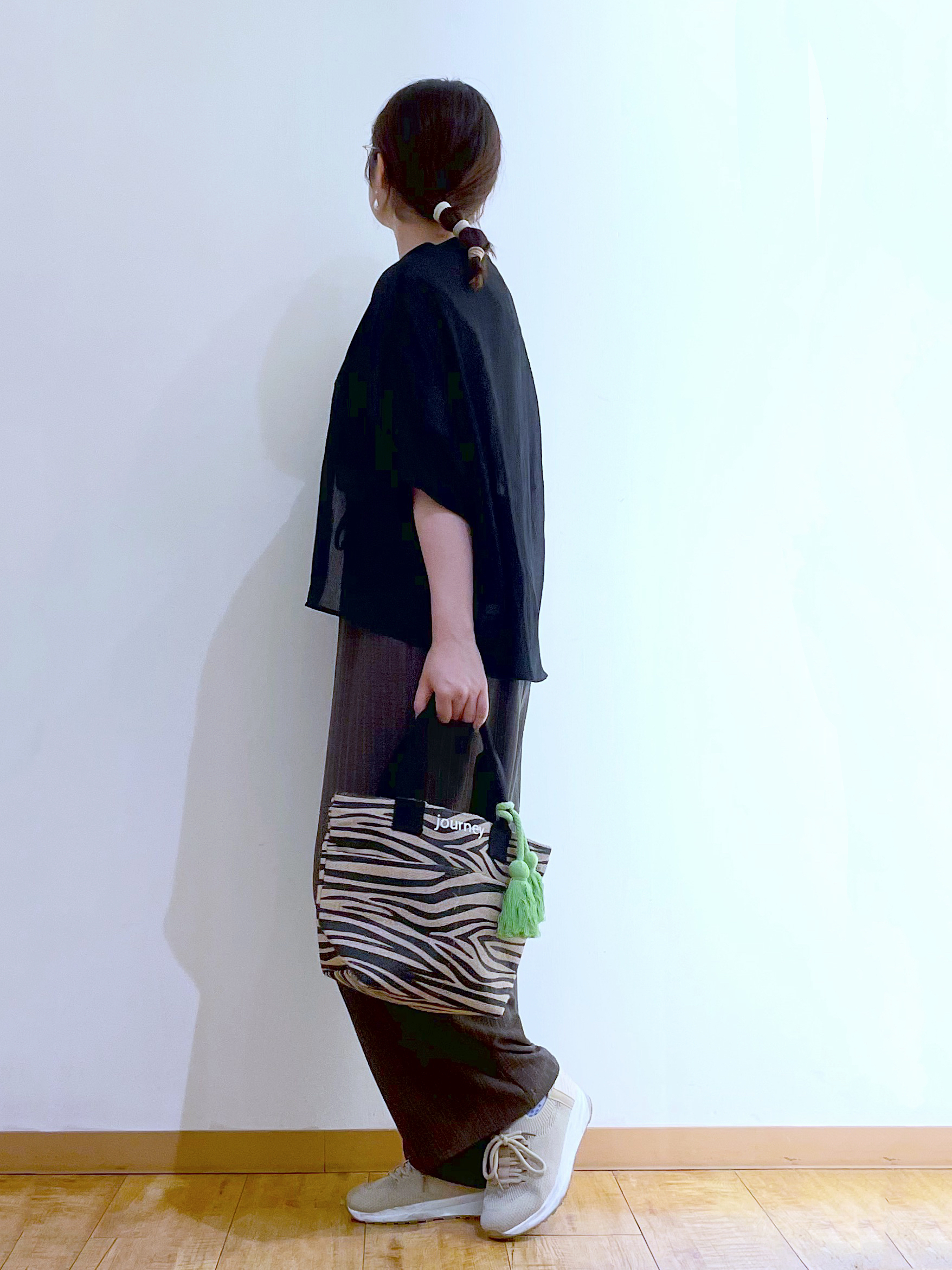 かのさんの「SHOO･LA･RUE｜【洗濯機可/選べる6色】程よいシアー感が涼し気 ゆったりワッシャードルマンブラウス」を使ったコーディネート