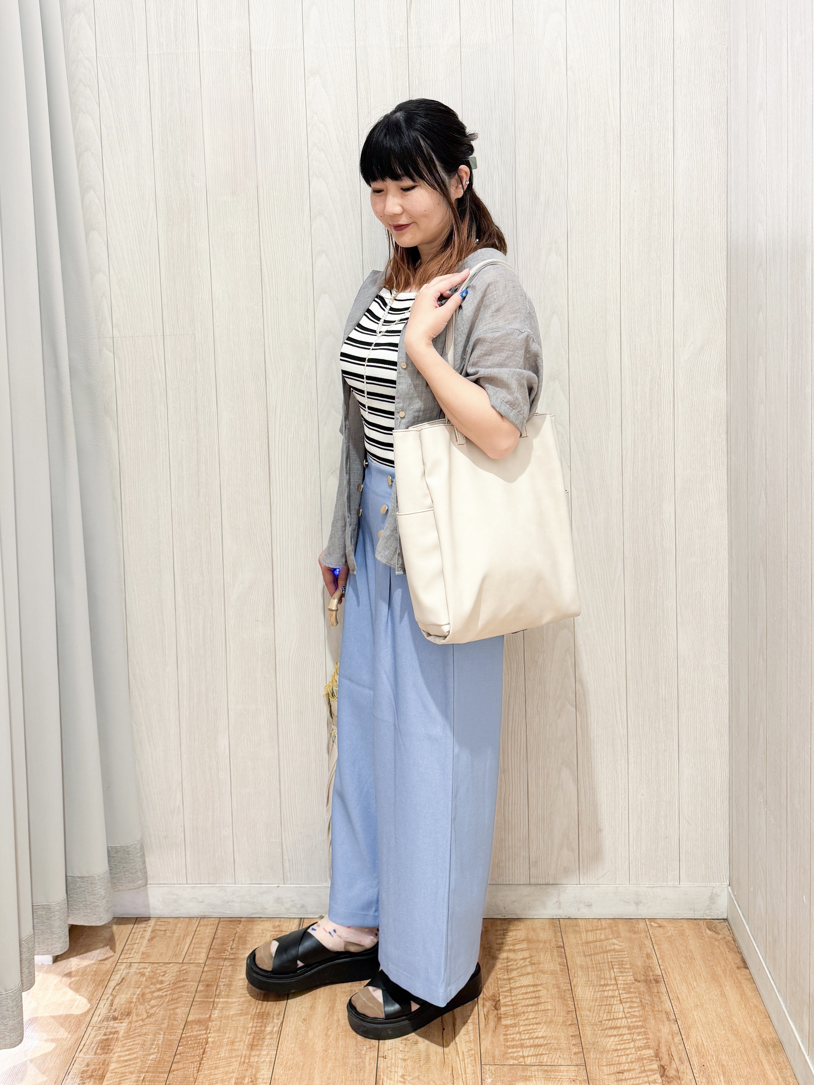 愛さんの「SHOO･LA･RUE｜【S-LL】ナチュラルに決まる 半袖シアーシャツジャケット」を使ったコーディネート