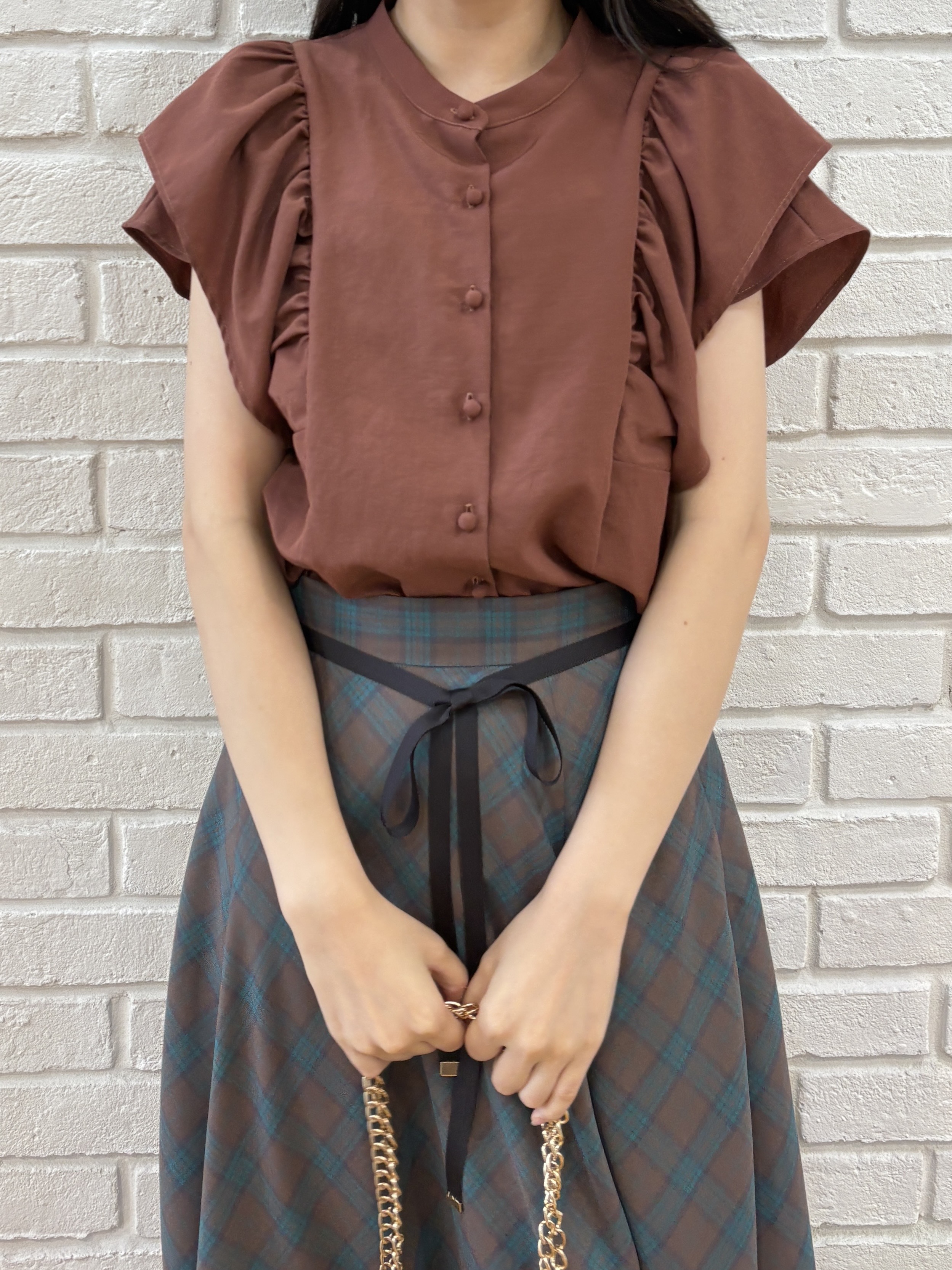 AOIさんの「Couture brooch｜【さらっと軽い】ラッフルスリーブ ブラウス【洗濯機可】」を使ったコーディネート
