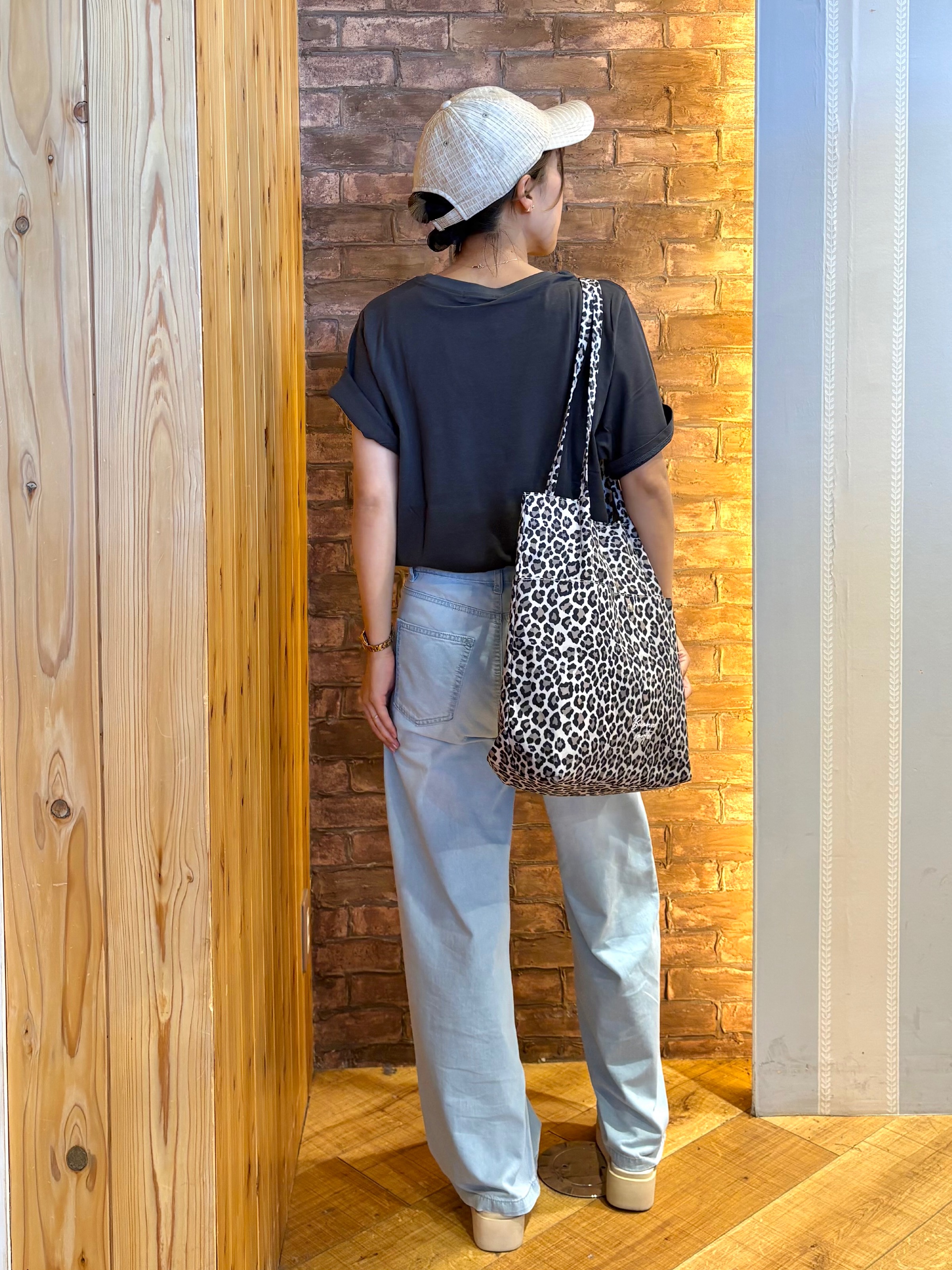 mieさんの「SHOO･LA･RUE｜【S-LL/洗濯機可】大人のベーシックカラープリントTシャツ」を使ったコーディネート