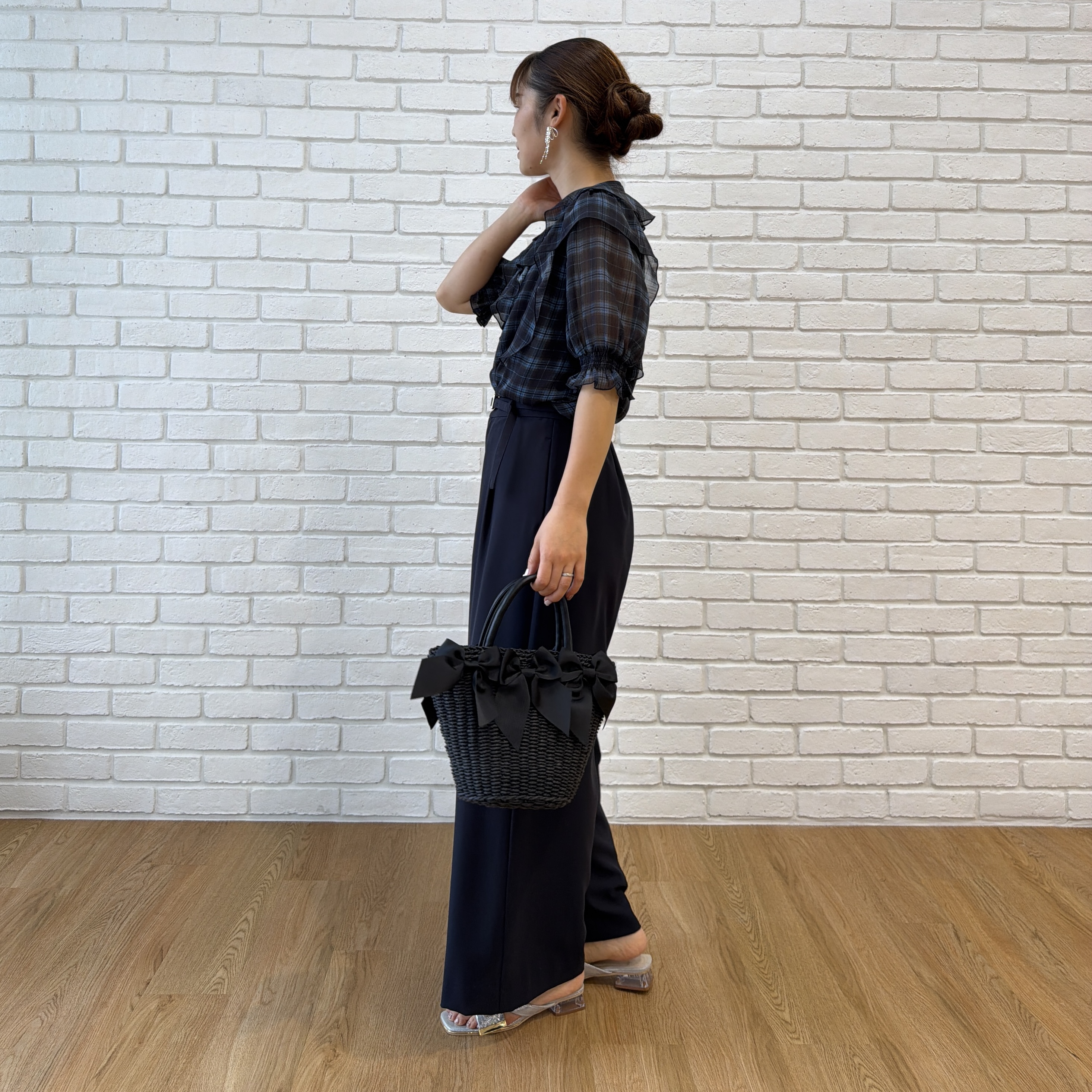 makiさんの「Couture brooch｜【楊柳シフォンで涼しく】フリルチェックブラウス」を使ったコーディネート