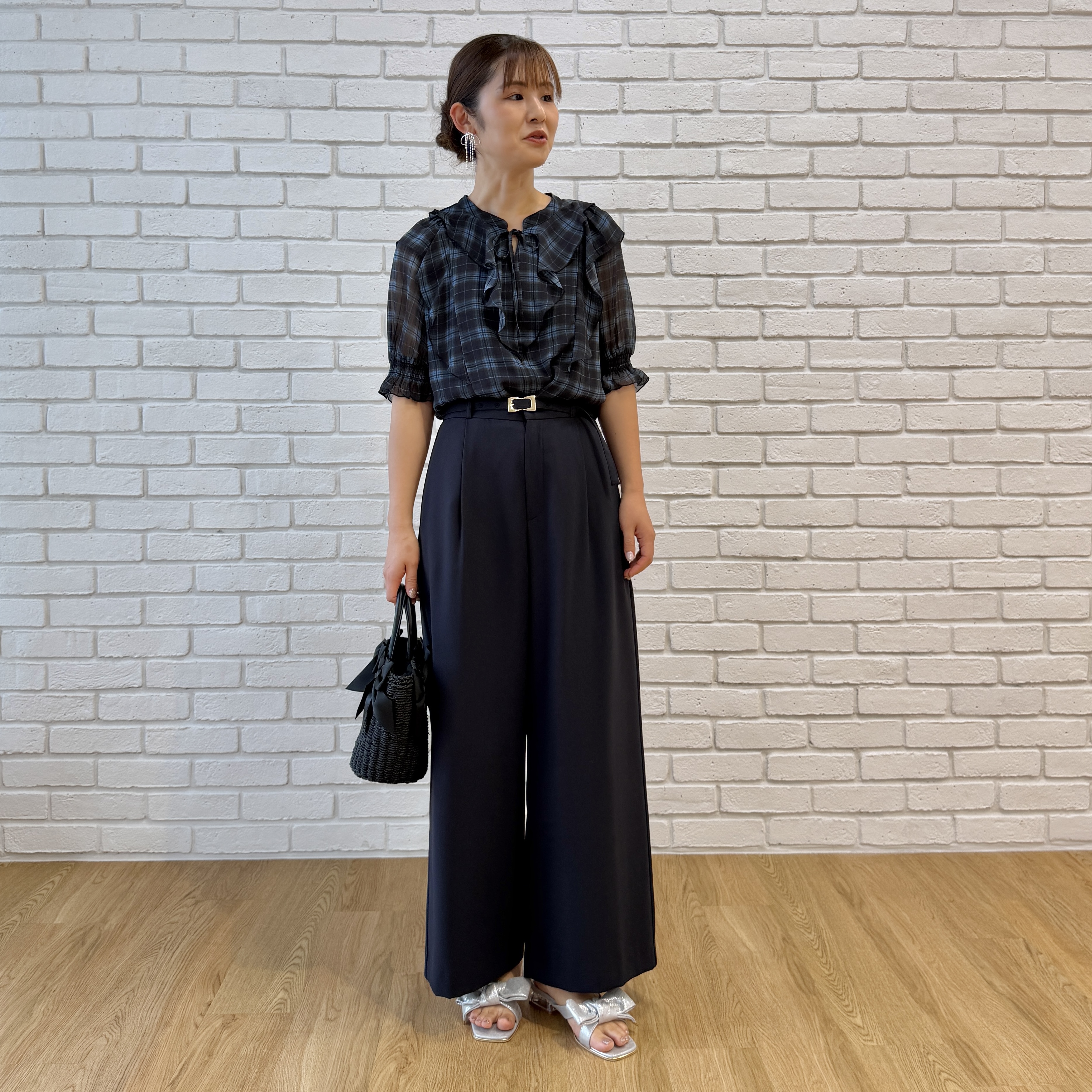 makiさんの「Couture brooch｜【楊柳シフォンで涼しく】フリルチェックブラウス」を使ったコーディネート