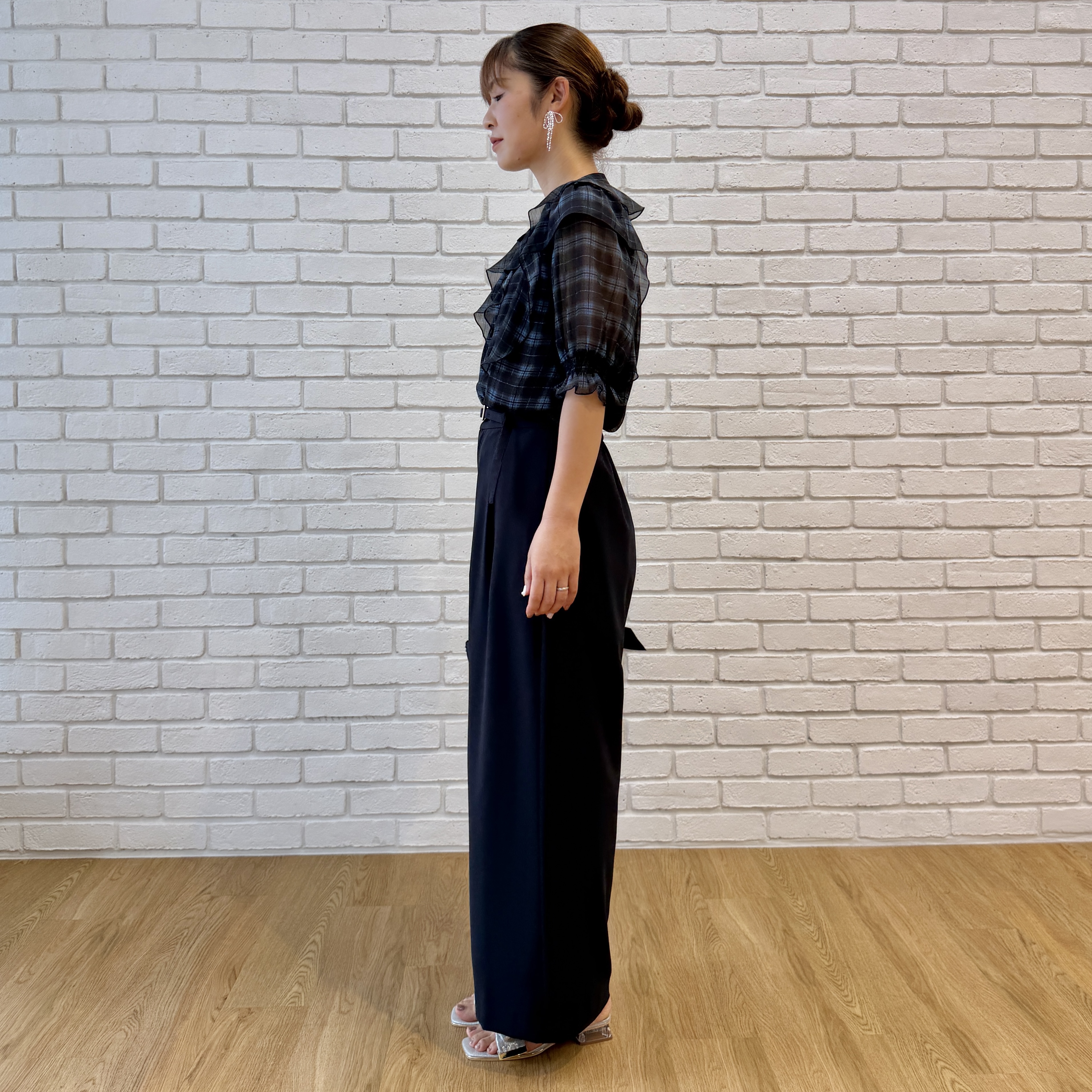 makiさんの「Couture brooch｜【楊柳シフォンで涼しく】フリルチェックブラウス」を使ったコーディネート