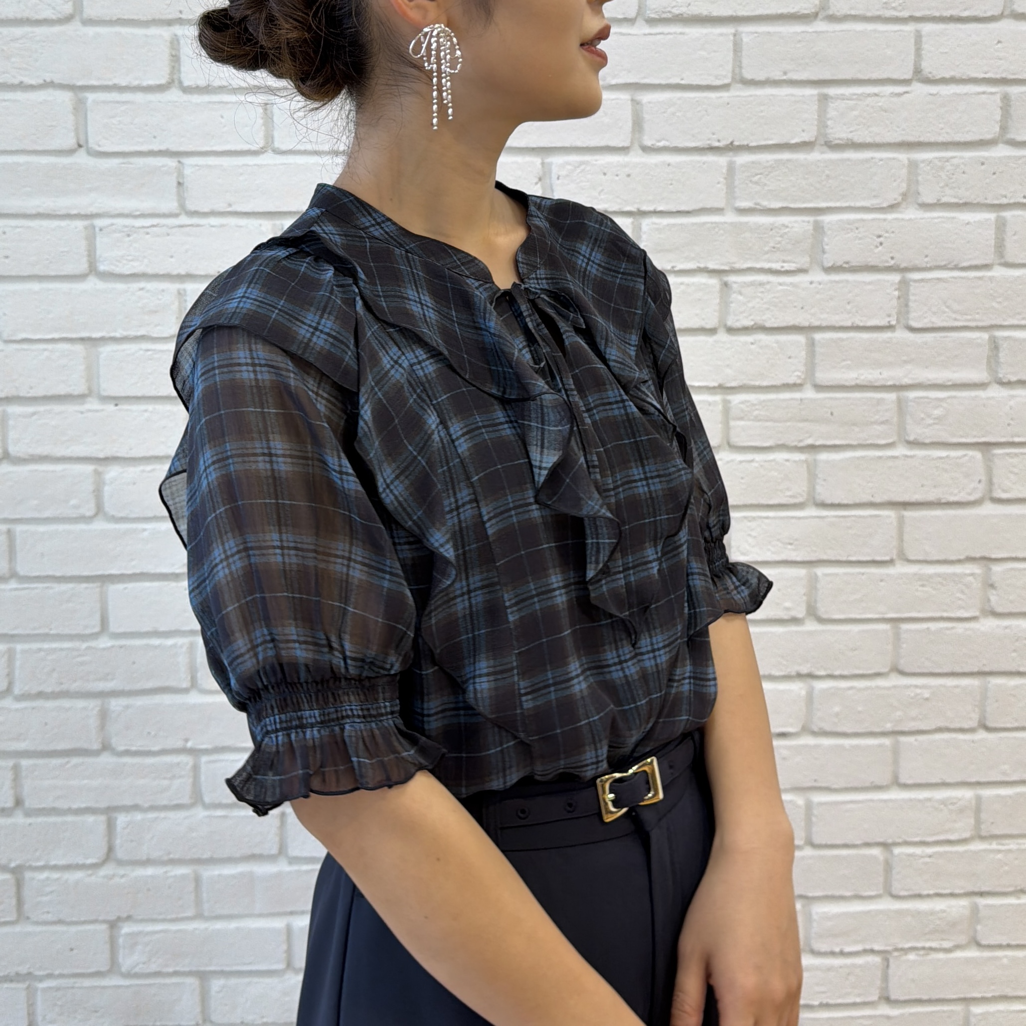 makiさんの「Couture brooch｜【楊柳シフォンで涼しく】フリルチェックブラウス」を使ったコーディネート