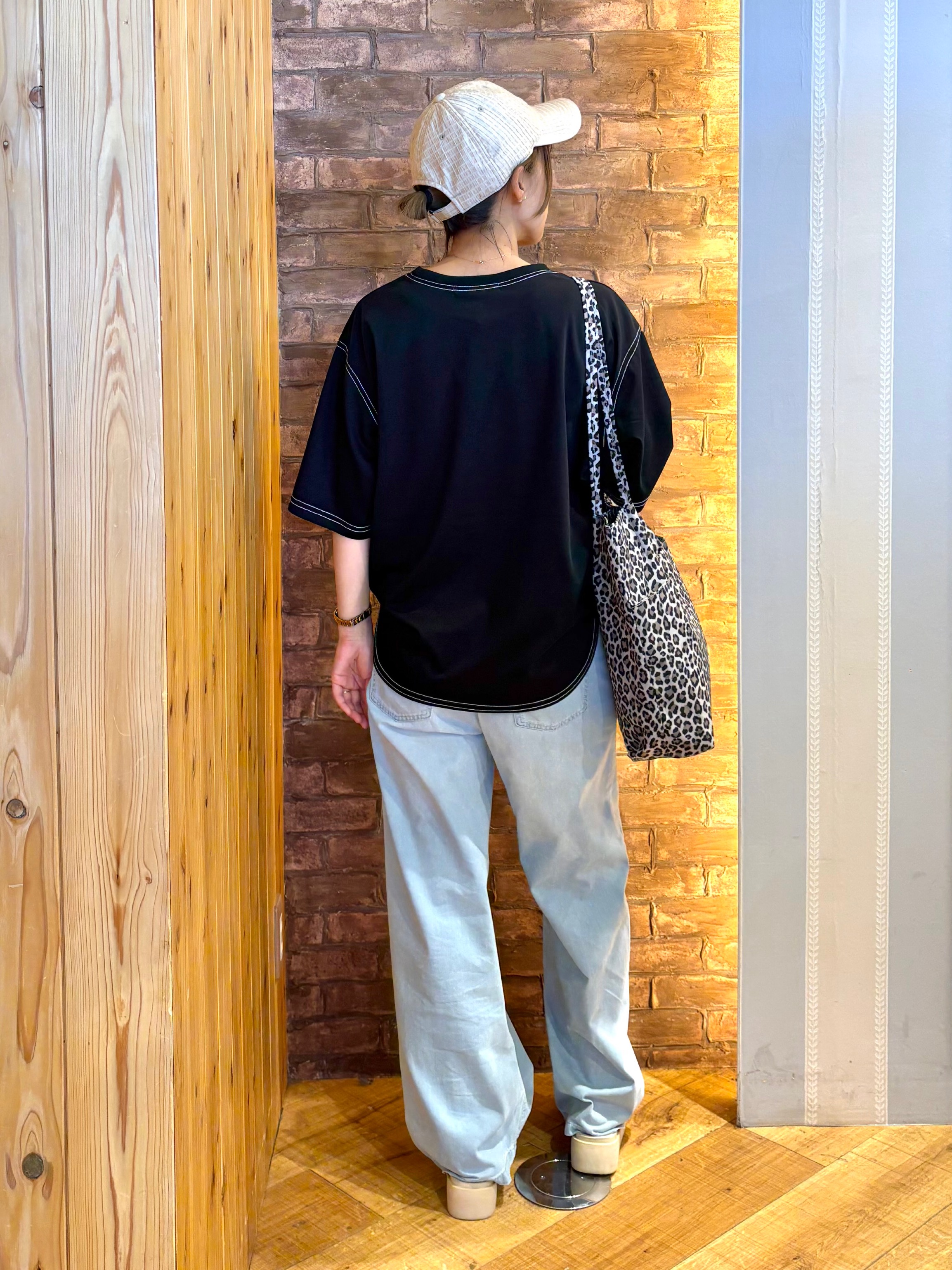mieさんの「SHOO･LA･RUE｜【S-LL/体型カバー】インせず着られる 配色ステッチ 5分袖ロゴTシャツ」を使ったコーディネート
