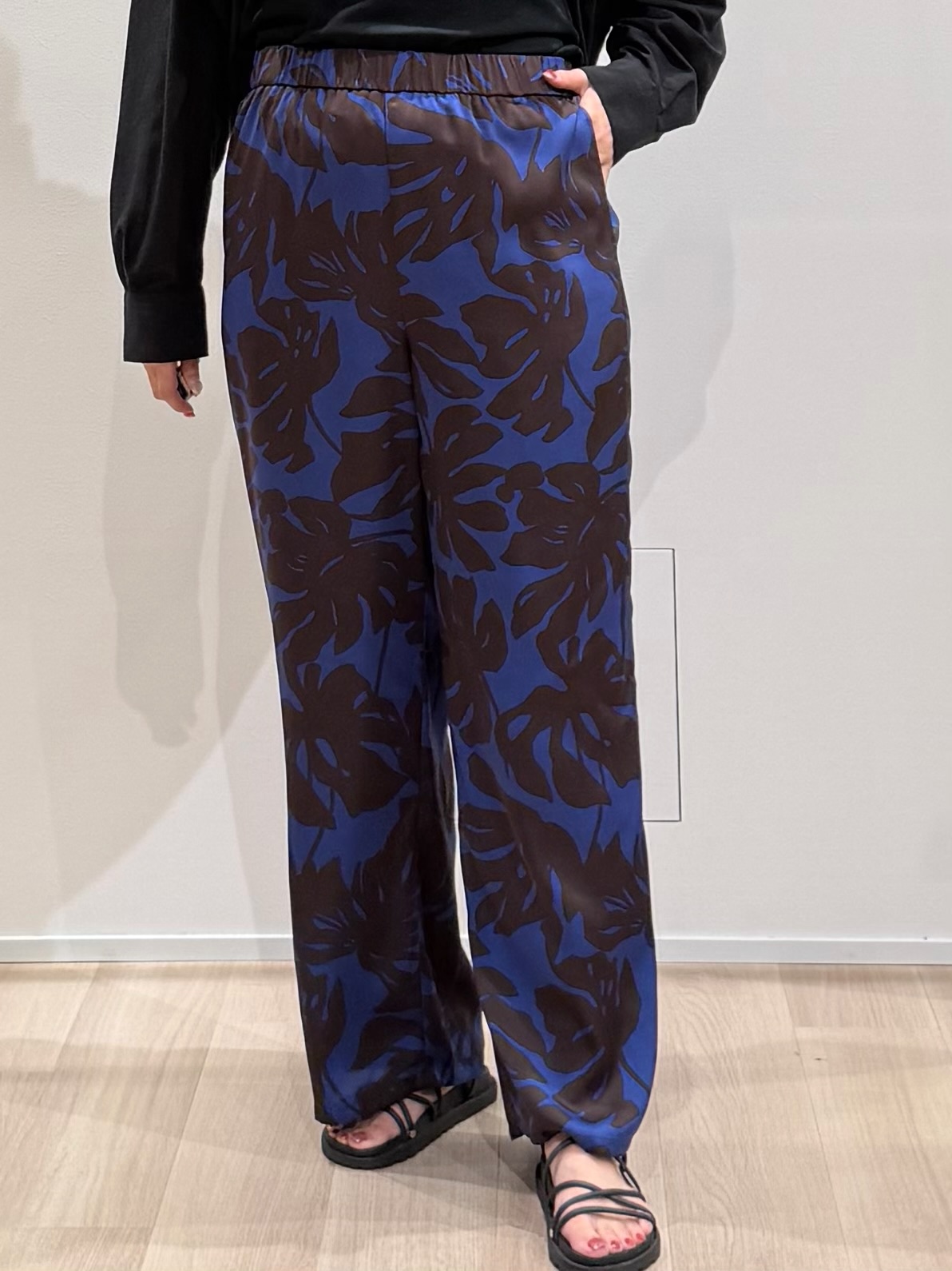 TOMOMIさんの「UNTITLED｜◆【2WAY/マシンウォッシャブル】カシュクールデザインシャツ」を使ったコーディネート