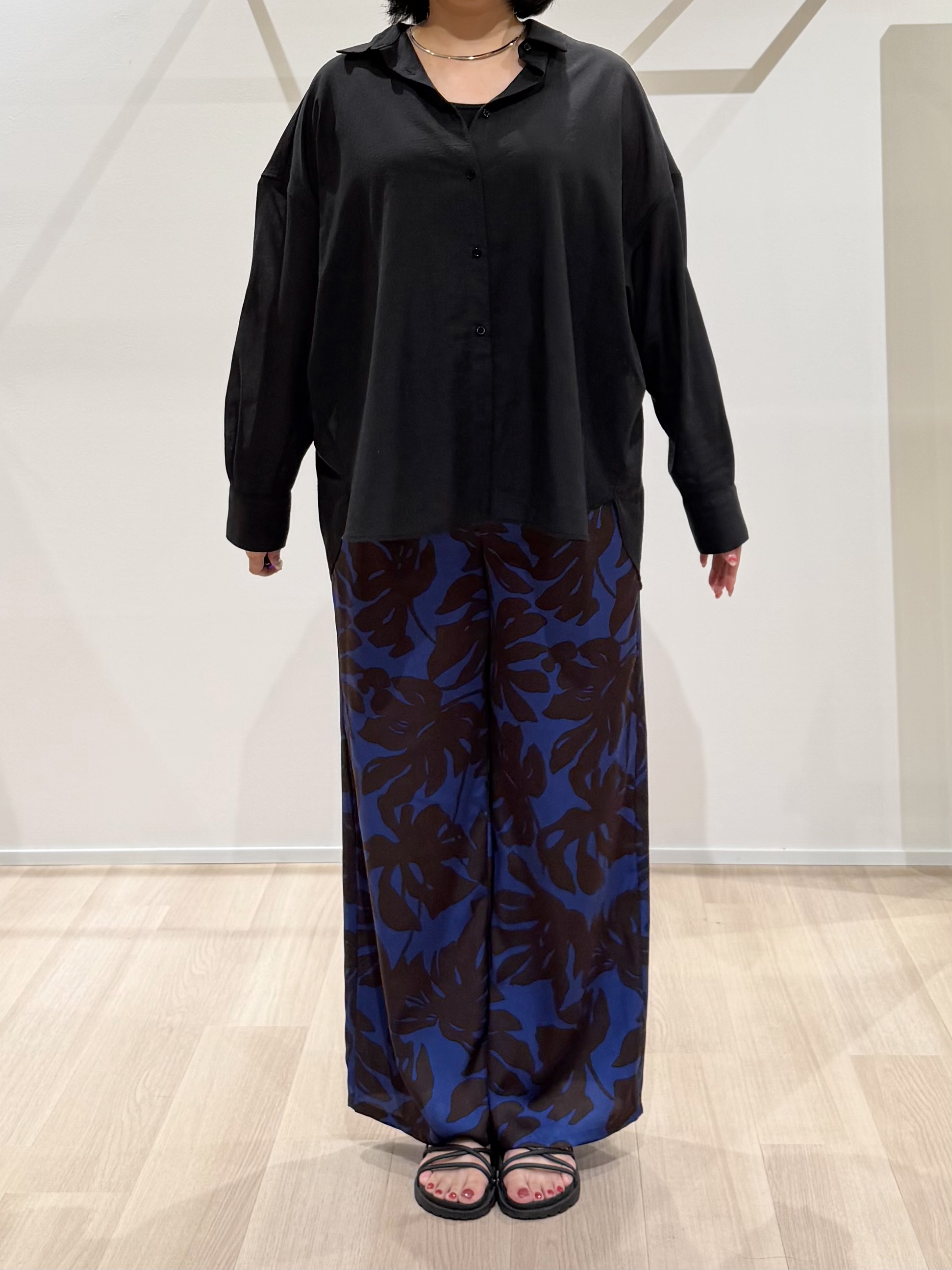 TOMOMIさんの「UNTITLED｜◆【2WAY/マシンウォッシャブル】カシュクールデザインシャツ」を使ったコーディネート