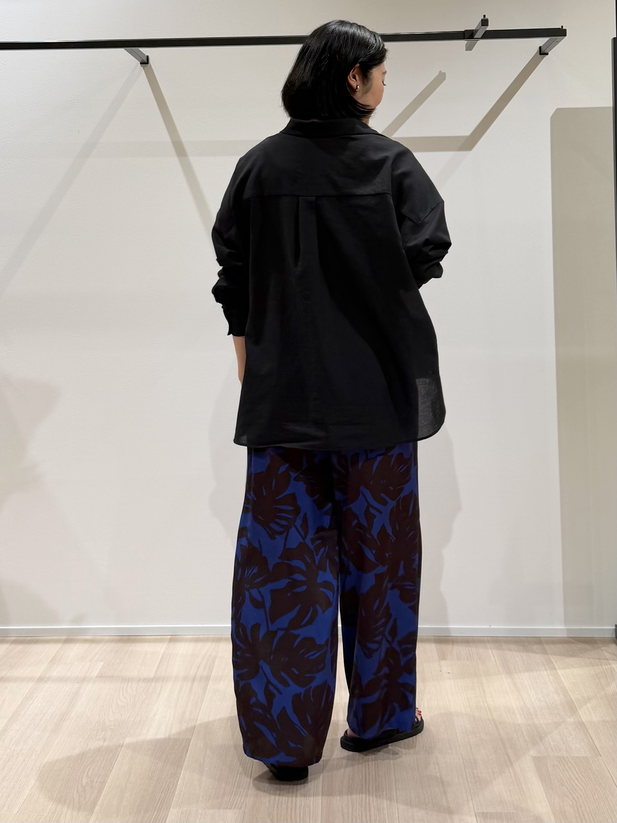 TOMOMIさんの「UNTITLED｜◆【2WAY/マシンウォッシャブル】カシュクールデザインシャツ」を使ったコーディネート