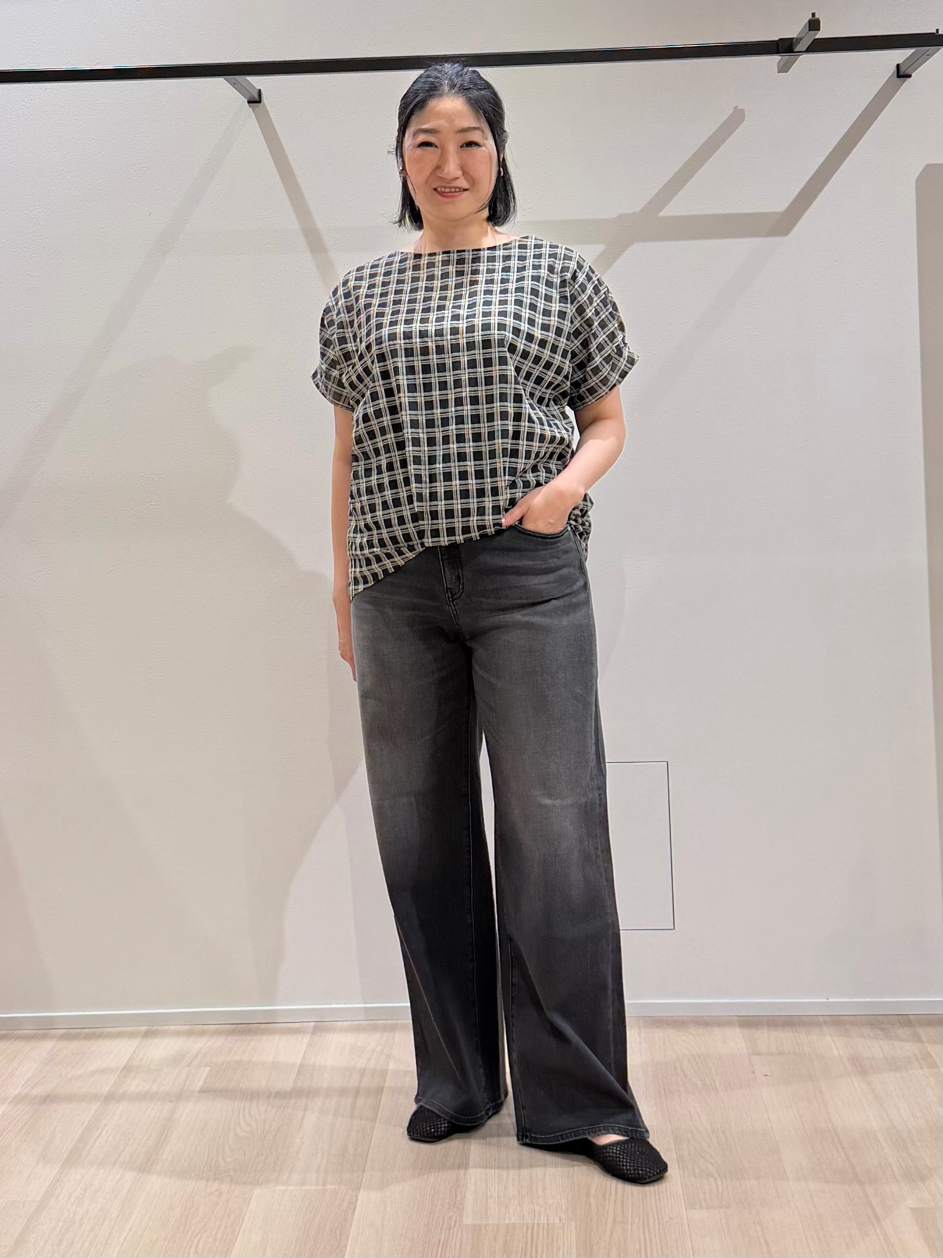 TOMOMIさんの「UNTITLED｜【秋めきシャツ/体型カバー】シアーチェックブラウス」を使ったコーディネート
