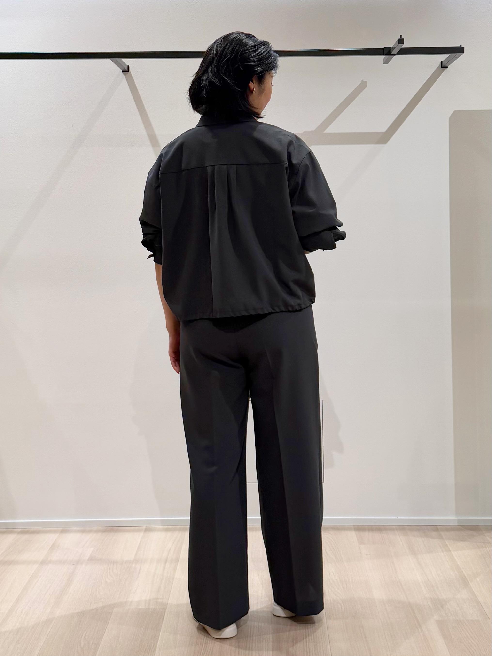 TOMOMIさんの「UNTITLED｜【秋羽織り/セットアップ可/UVカット】エアリークールドロストシャツ」を使ったコーディネート