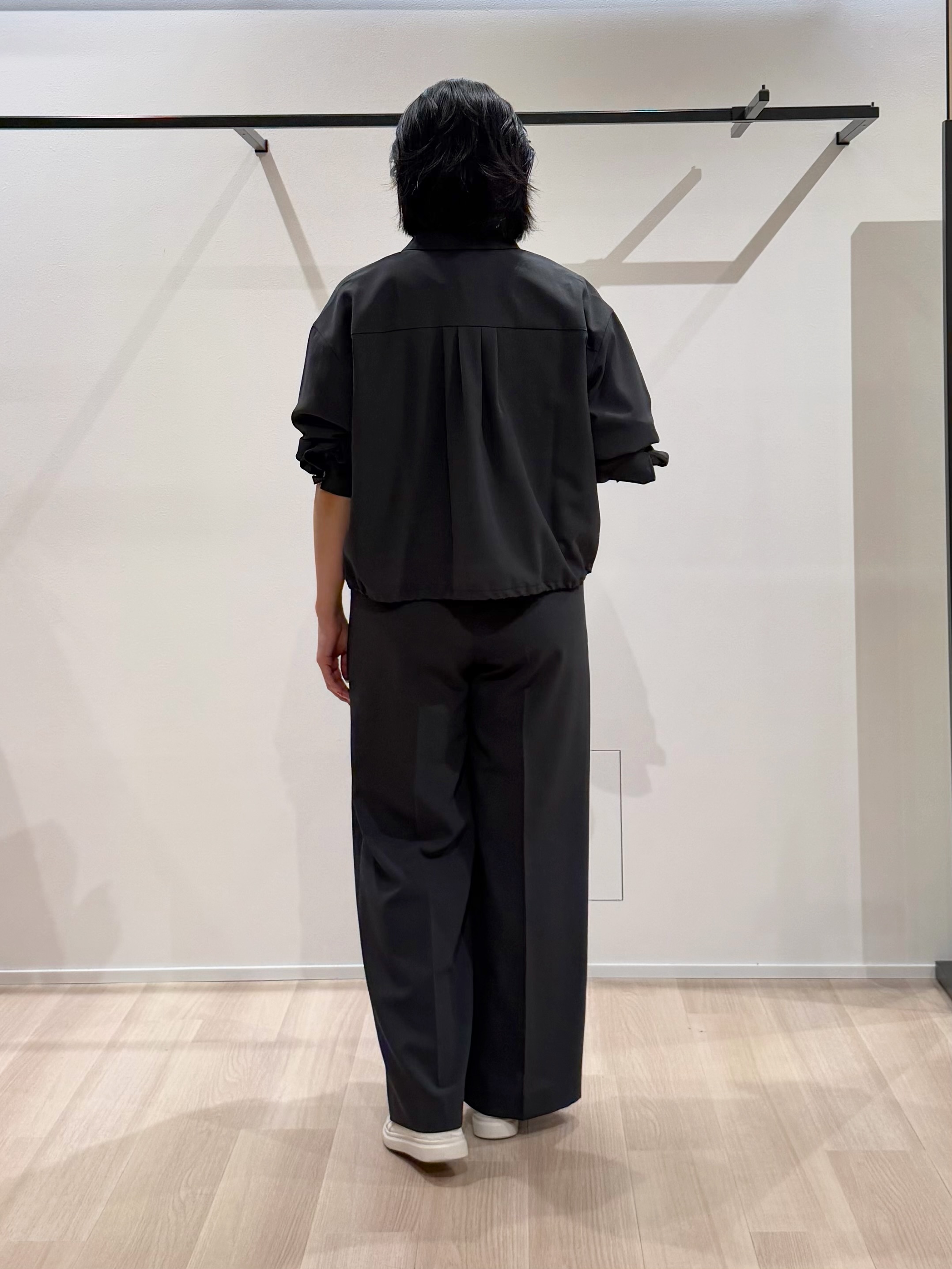 TOMOMIさんの「UNTITLED｜【秋羽織り/セットアップ可/UVカット】エアリークールドロストシャツ」を使ったコーディネート
