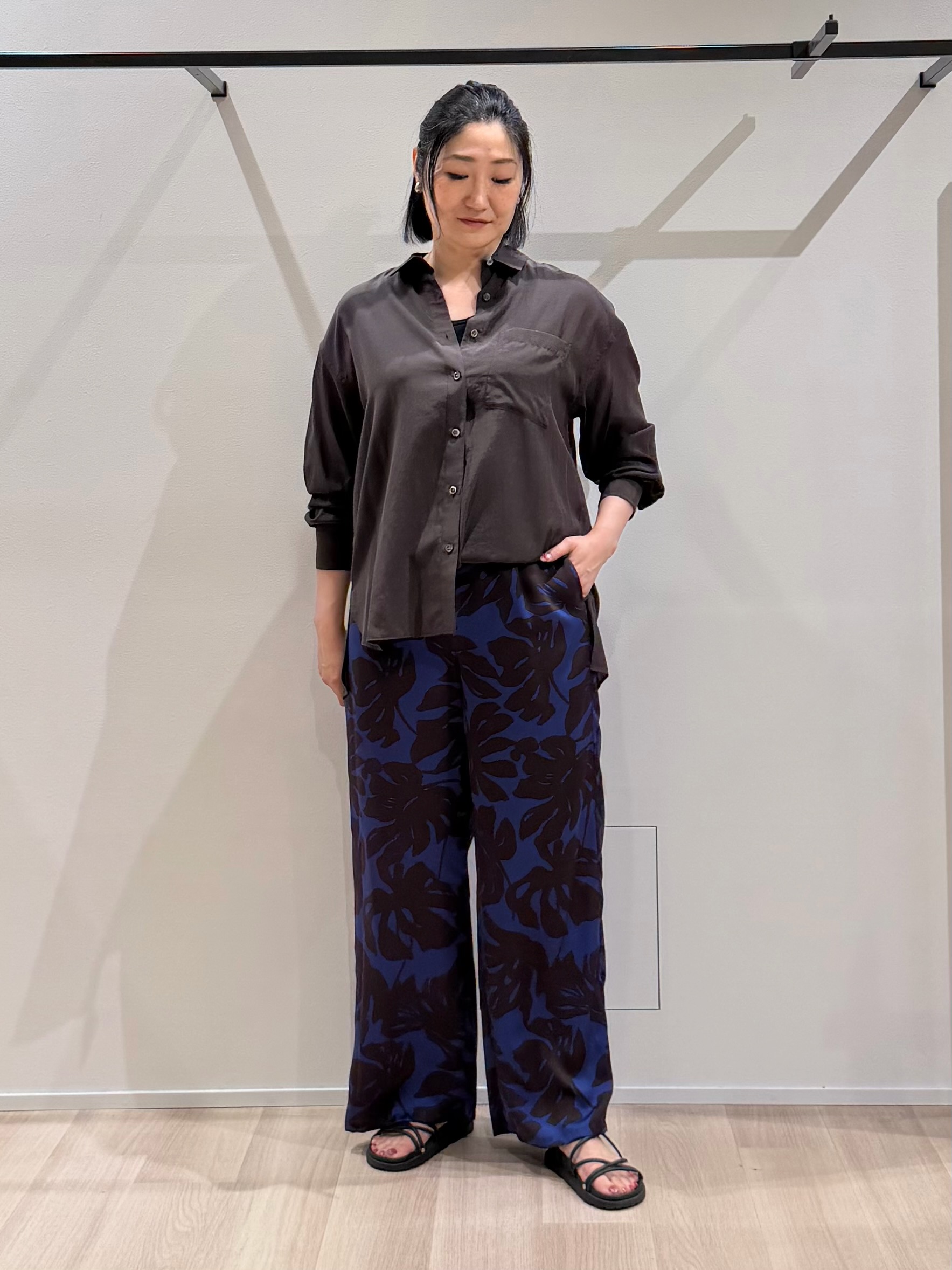 TOMOMIさんの「UNTITLED｜【秋羽織り/肌に張り付きにくい】シルキータッチシアーシャツ」を使ったコーディネート