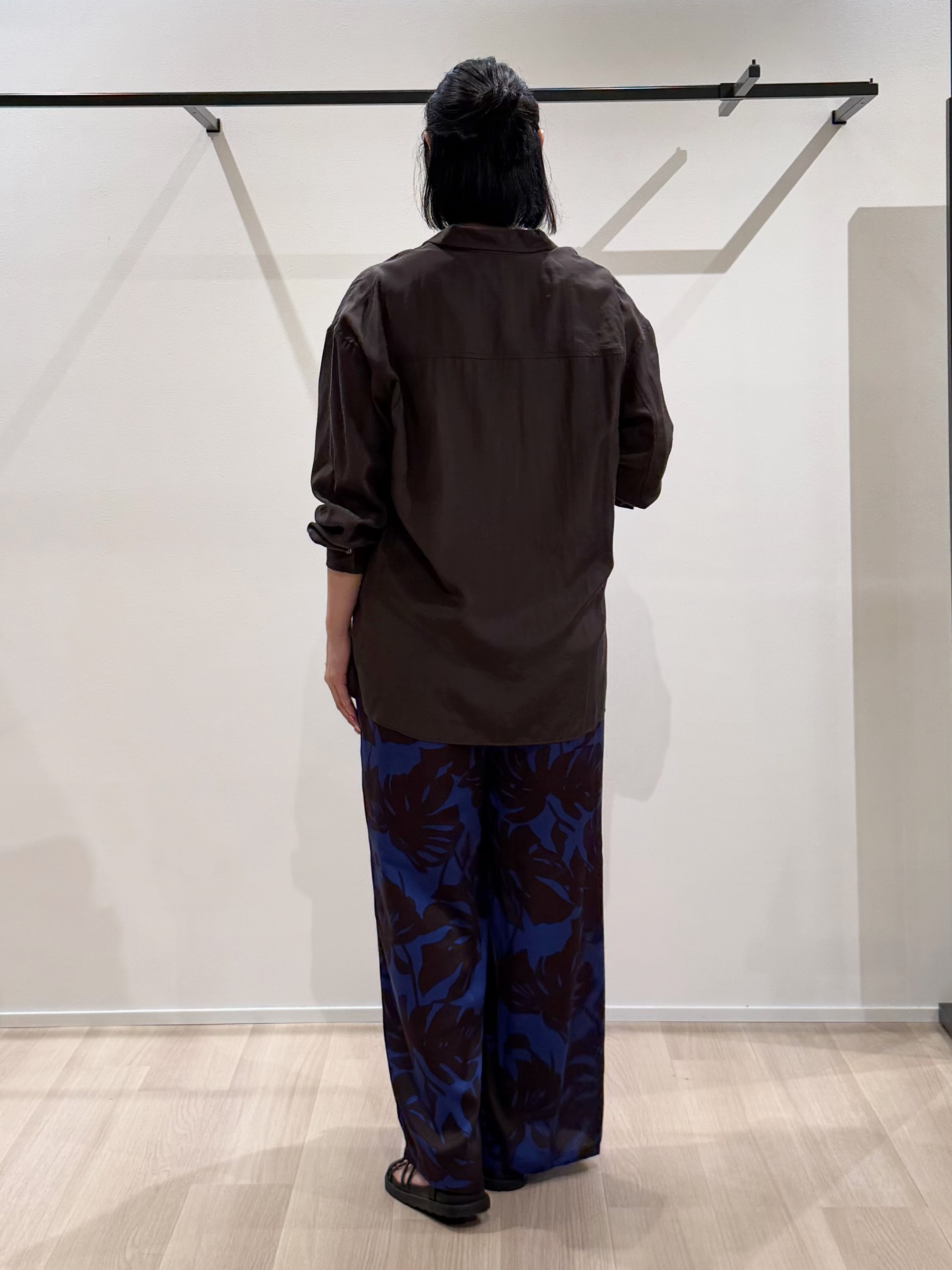 TOMOMIさんの「UNTITLED｜【秋羽織り/肌に張り付きにくい】シルキータッチシアーシャツ」を使ったコーディネート