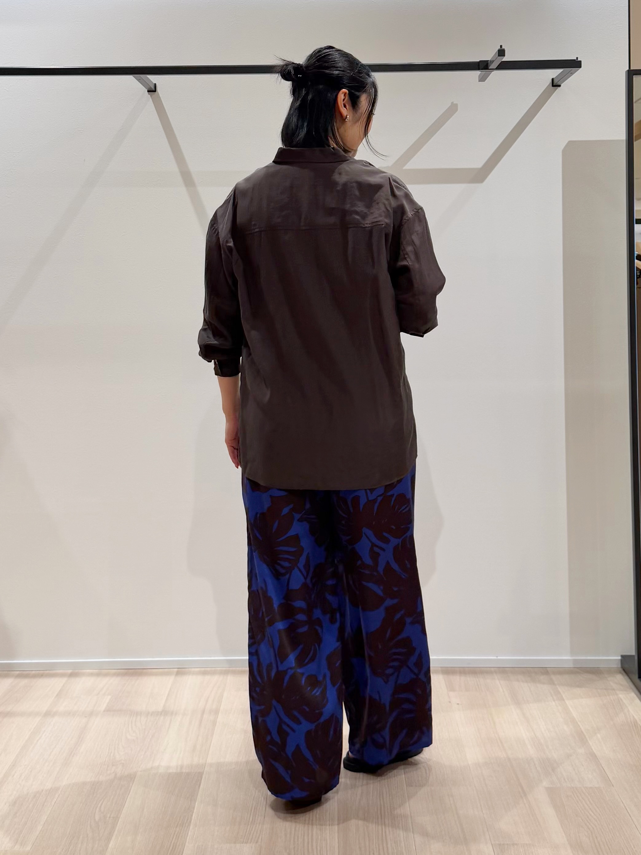 TOMOMIさんの「UNTITLED｜【秋羽織り/肌に張り付きにくい】シルキータッチシアーシャツ」を使ったコーディネート