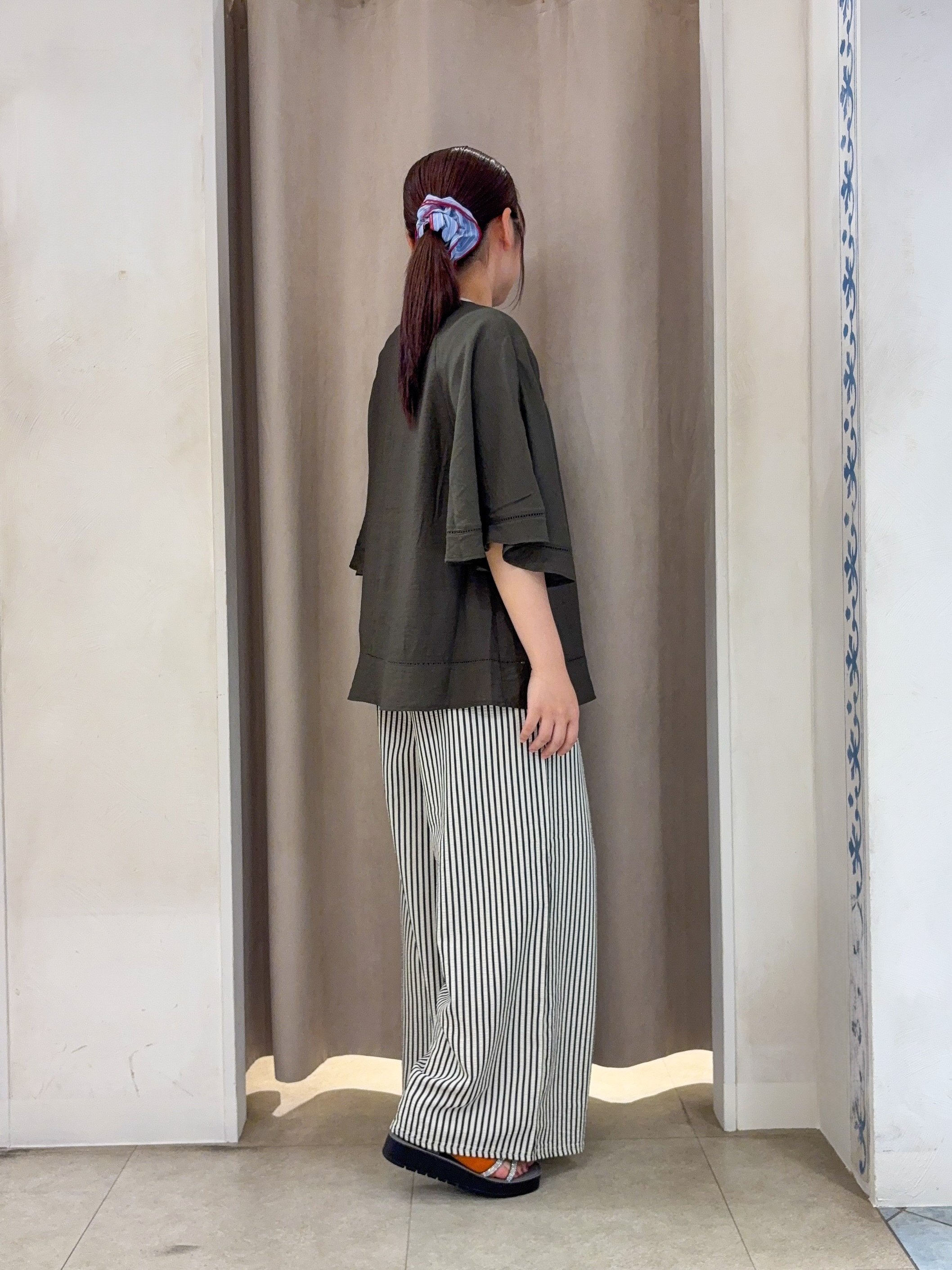 SO(R)Aさんの「SHOO･LA･RUE｜【S-LL/洗濯機可/体型カバー】はしごレースがポイント スラブポンチョ風ブラウス」を使ったコーディネート