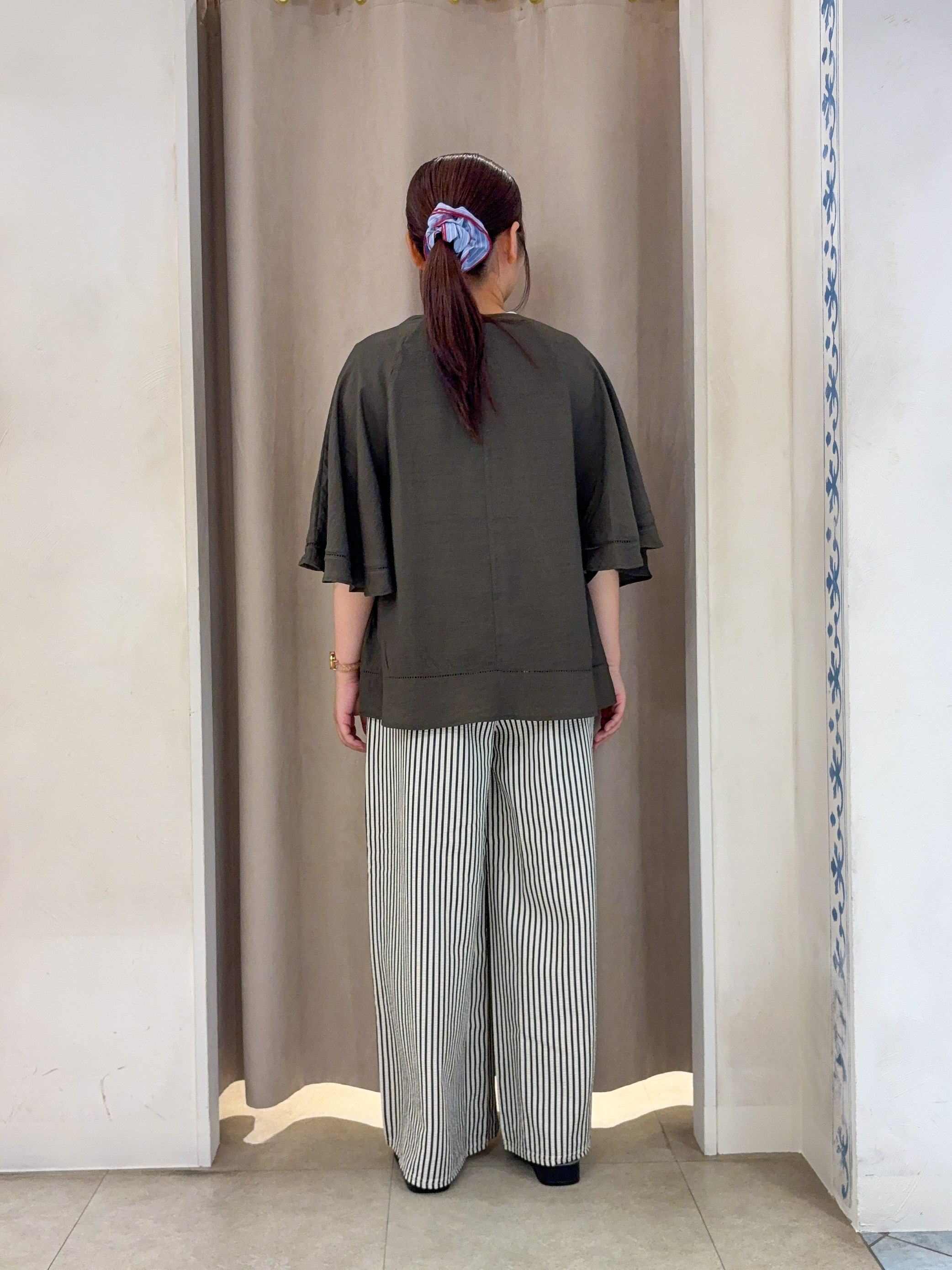 SO(R)Aさんの「SHOO･LA･RUE｜【S-LL/洗濯機可/体型カバー】はしごレースがポイント スラブポンチョ風ブラウス」を使ったコーディネート