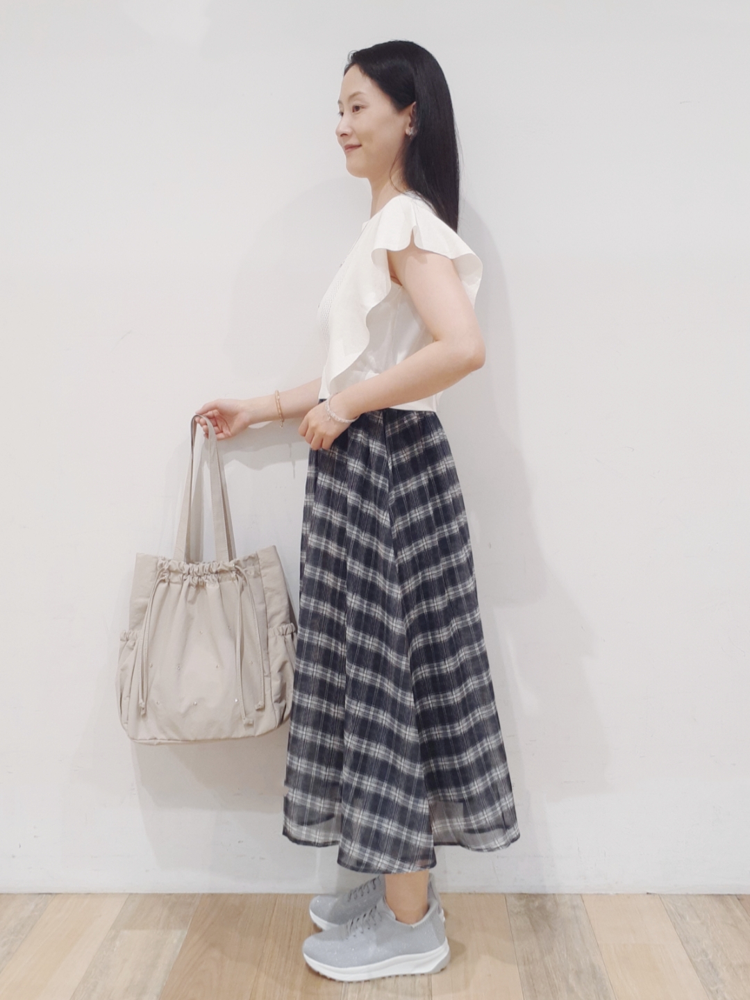 にこさんの「grove｜【低身長さんも選べる着丈・洗濯機◎】1枚で華やか 肩フリルニットドッキングワンピース」を使ったコーディネート