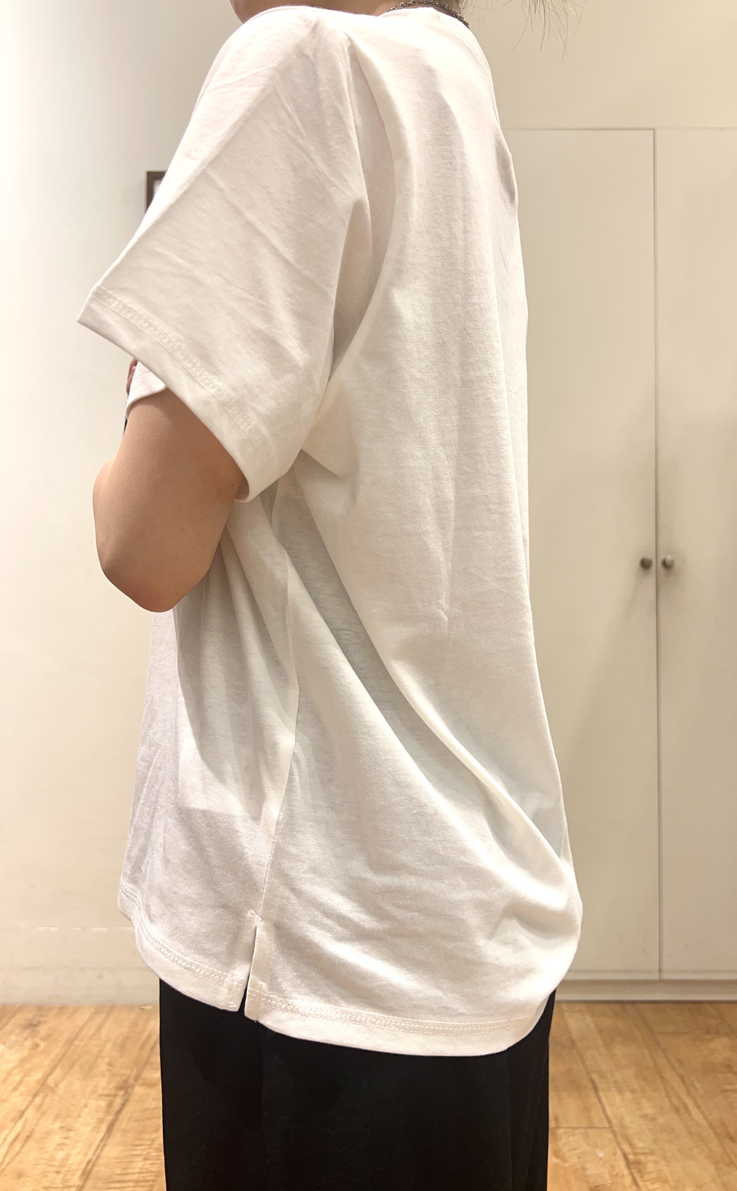 AIRIさんの「SHOO･LA･RUE｜【S-LL/洗濯機可】大人のベーシックカラープリントTシャツ」を使ったコーディネート