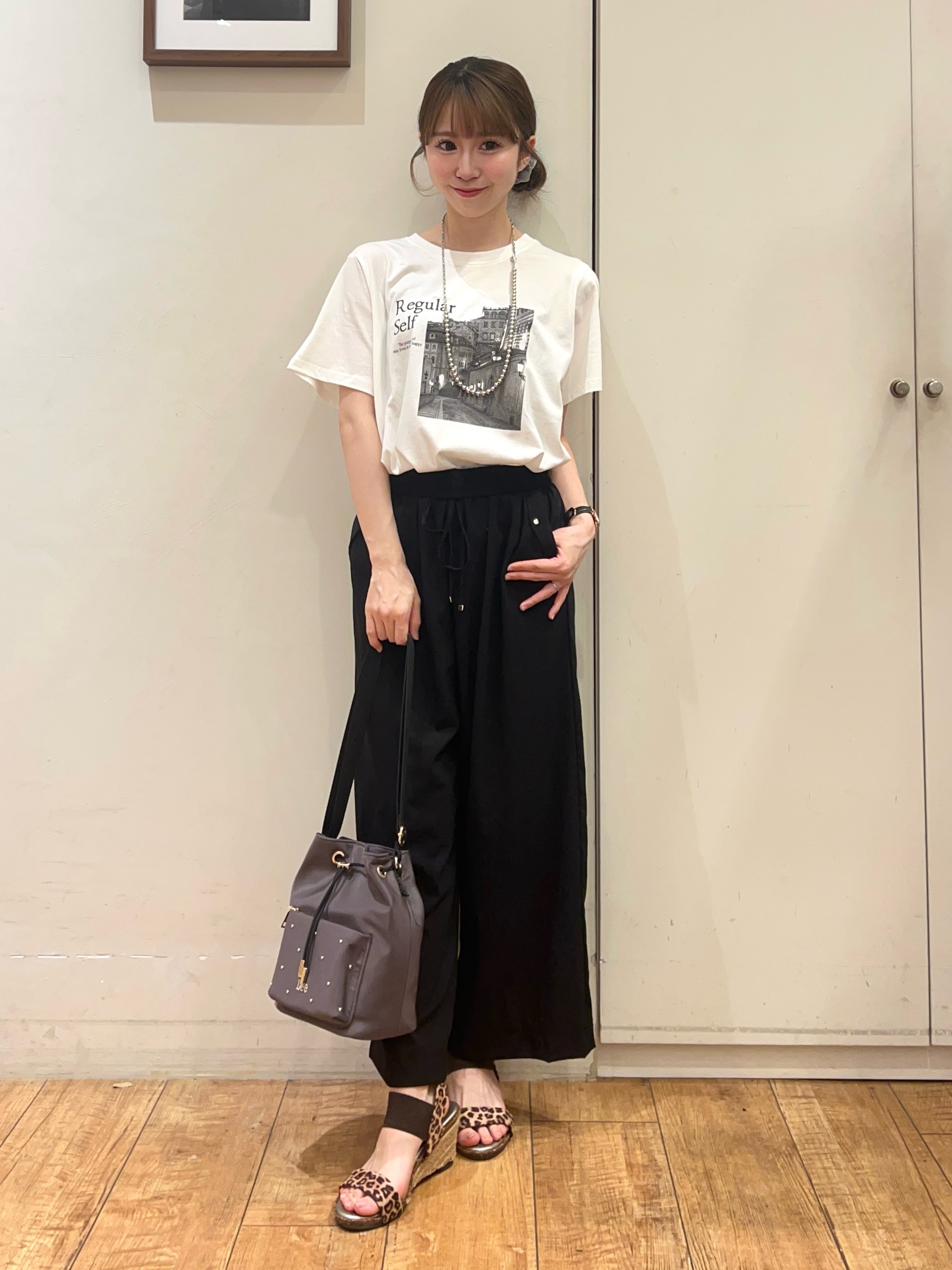 AIRIさんの「SHOO･LA･RUE｜【S-LL/洗濯機可】大人のベーシックカラープリントTシャツ」を使ったコーディネート