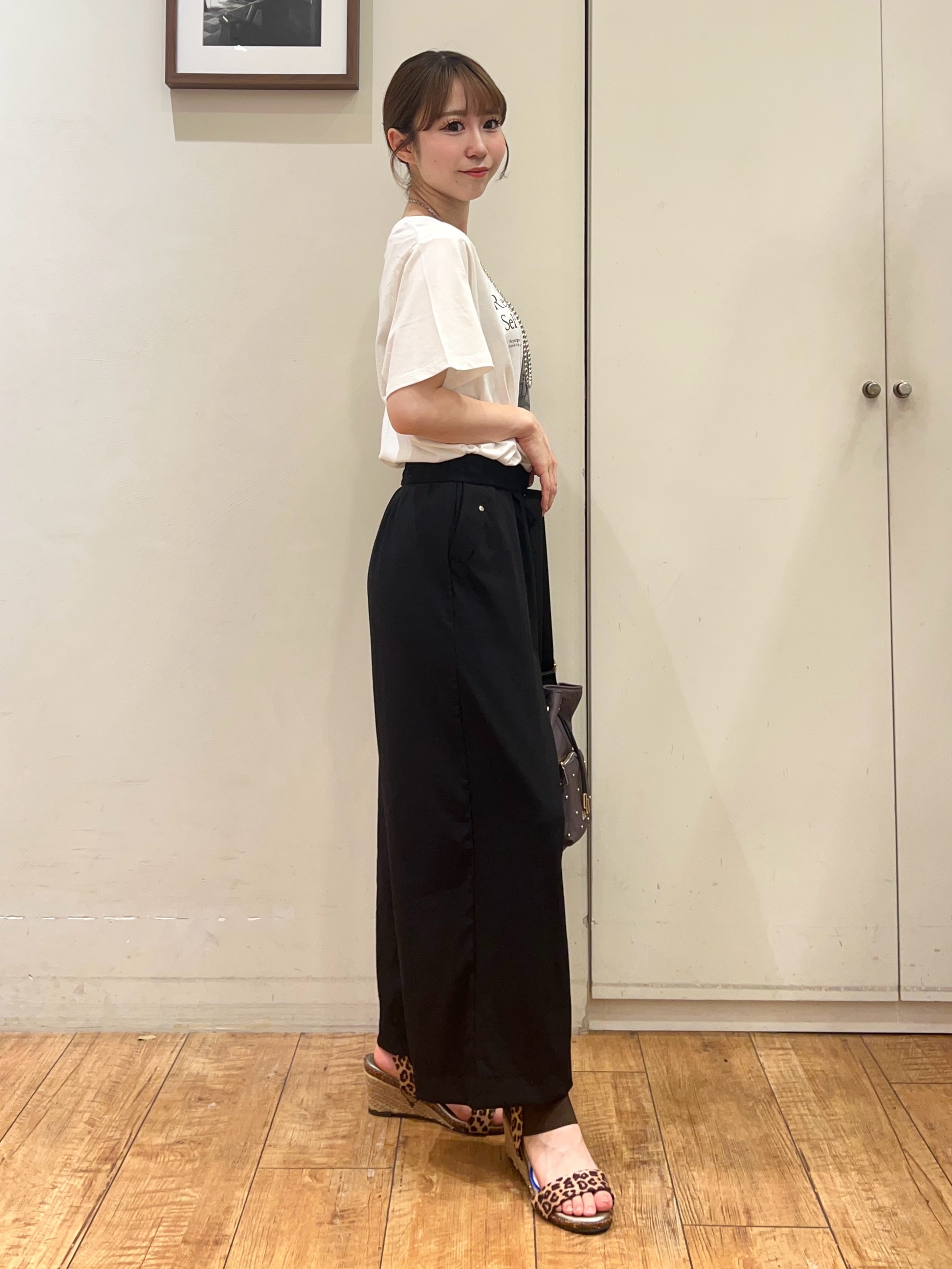 AIRIさんの「SHOO･LA･RUE｜【S-LL/洗濯機可】大人のベーシックカラープリントTシャツ」を使ったコーディネート
