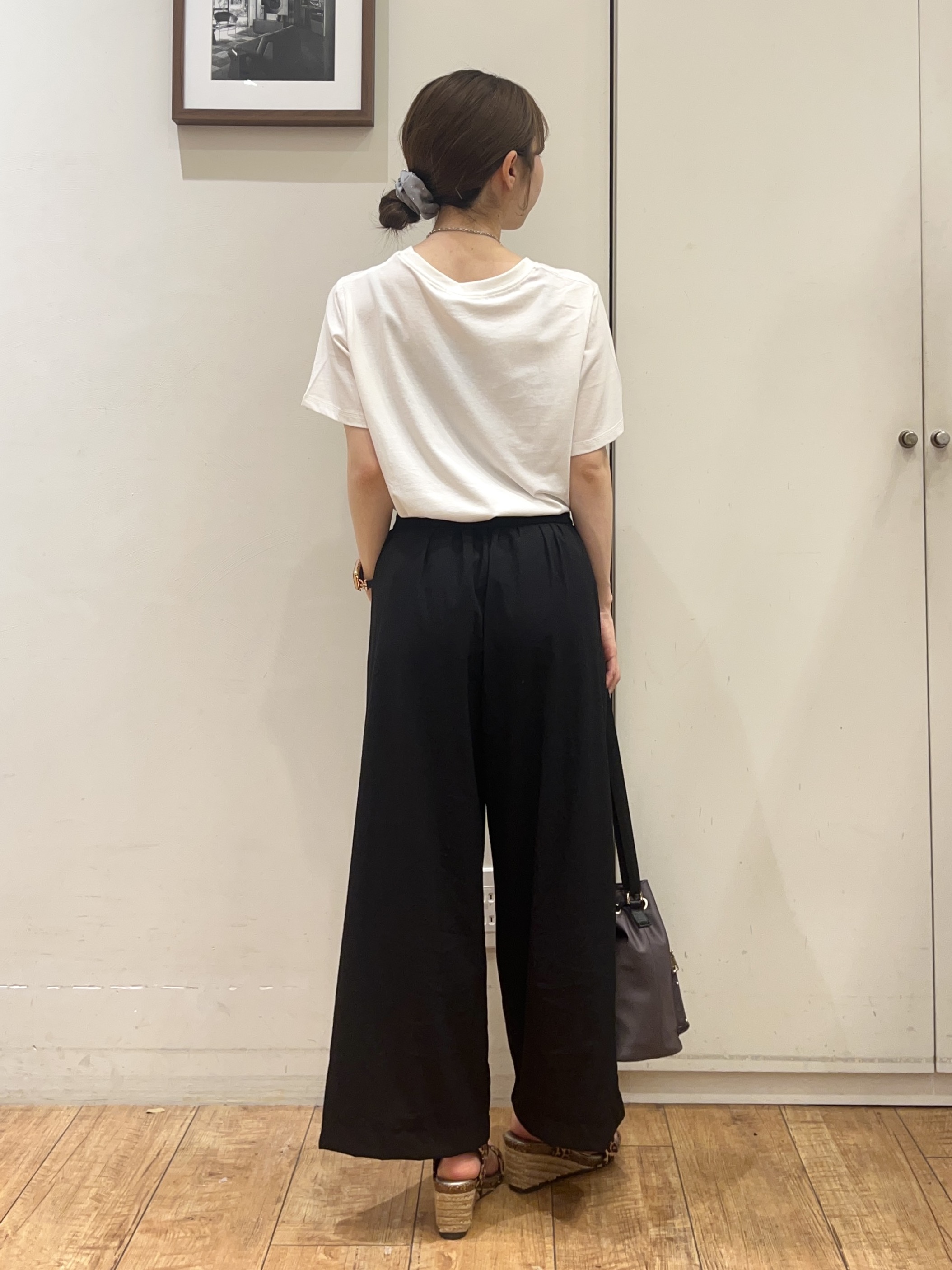 AIRIさんの「SHOO･LA･RUE｜【S-LL/洗濯機可】大人のベーシックカラープリントTシャツ」を使ったコーディネート