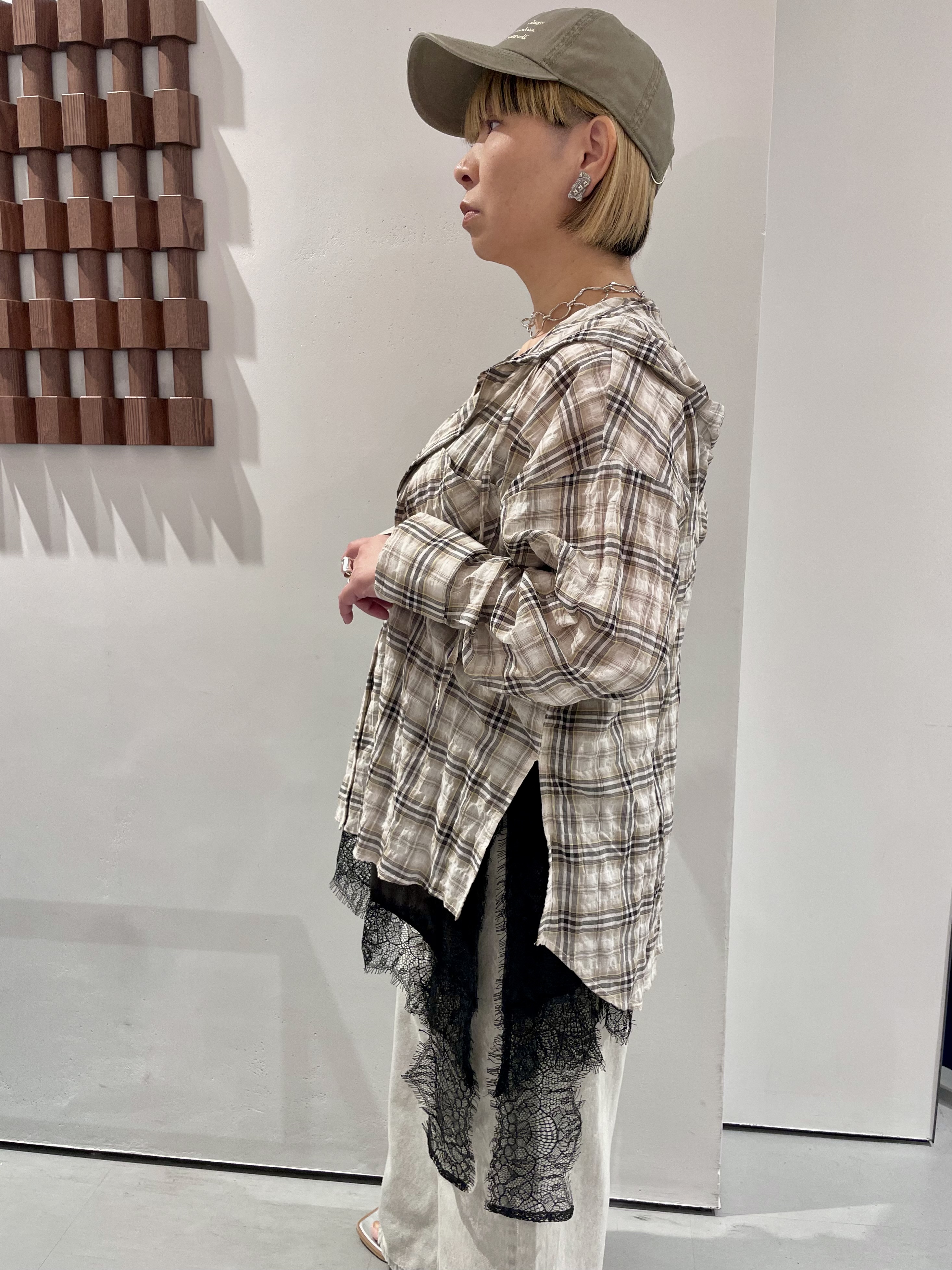 KOUさんの「INDIVI｜フード付 シアーチェックシャツ」を使ったコーディネート