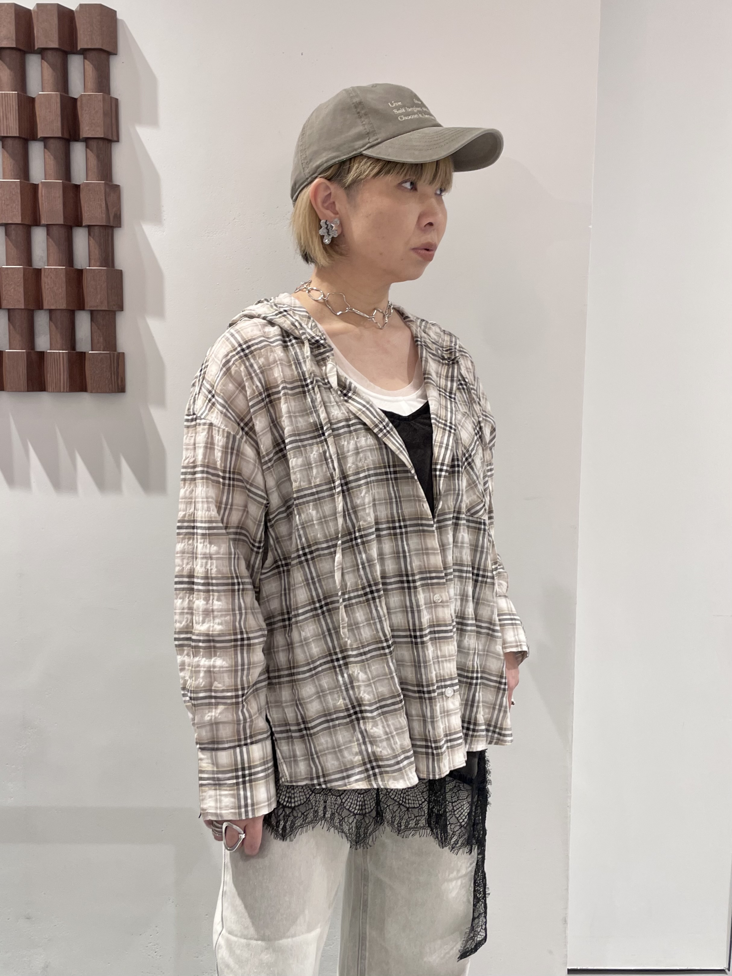 KOUさんの「INDIVI｜フード付 シアーチェックシャツ」を使ったコーディネート