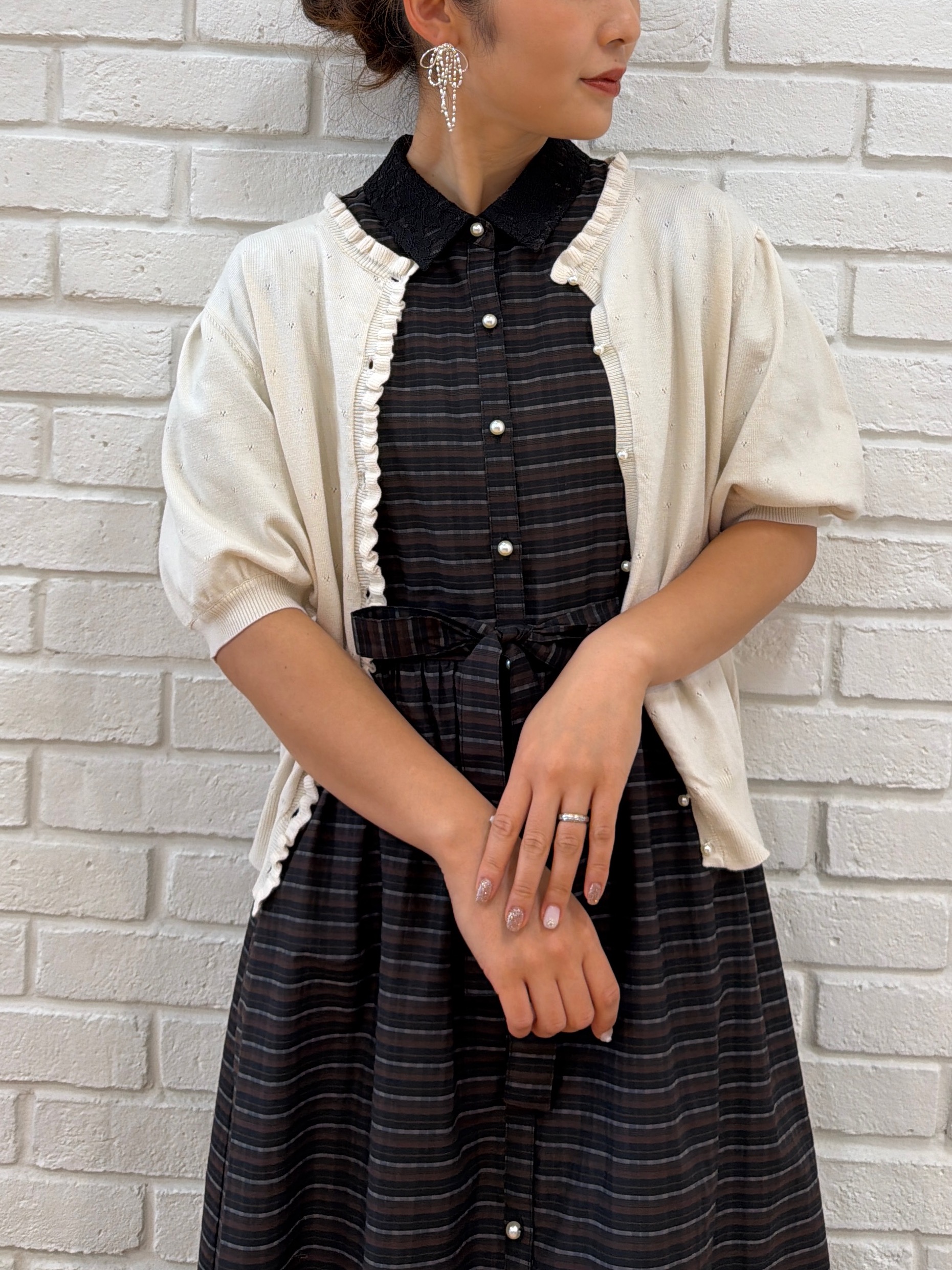 makiさんの「Couture brooch｜【洗える】透かし編み 半袖フリルカーデ」を使ったコーディネート