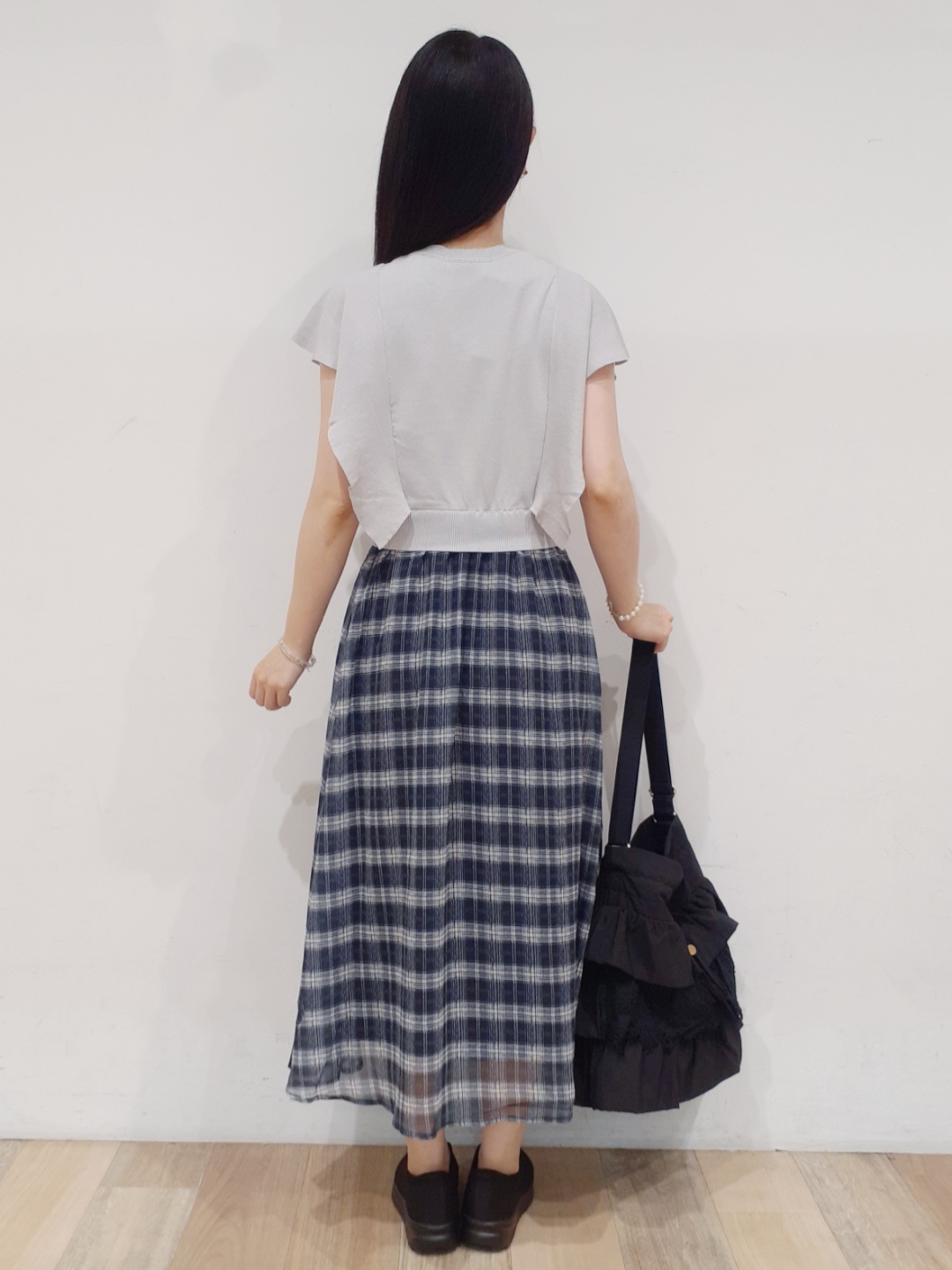 にこさんの「grove｜【低身長さんも選べる着丈・洗濯機◎】1枚で華やか 肩フリルニットドッキングワンピース」を使ったコーディネート