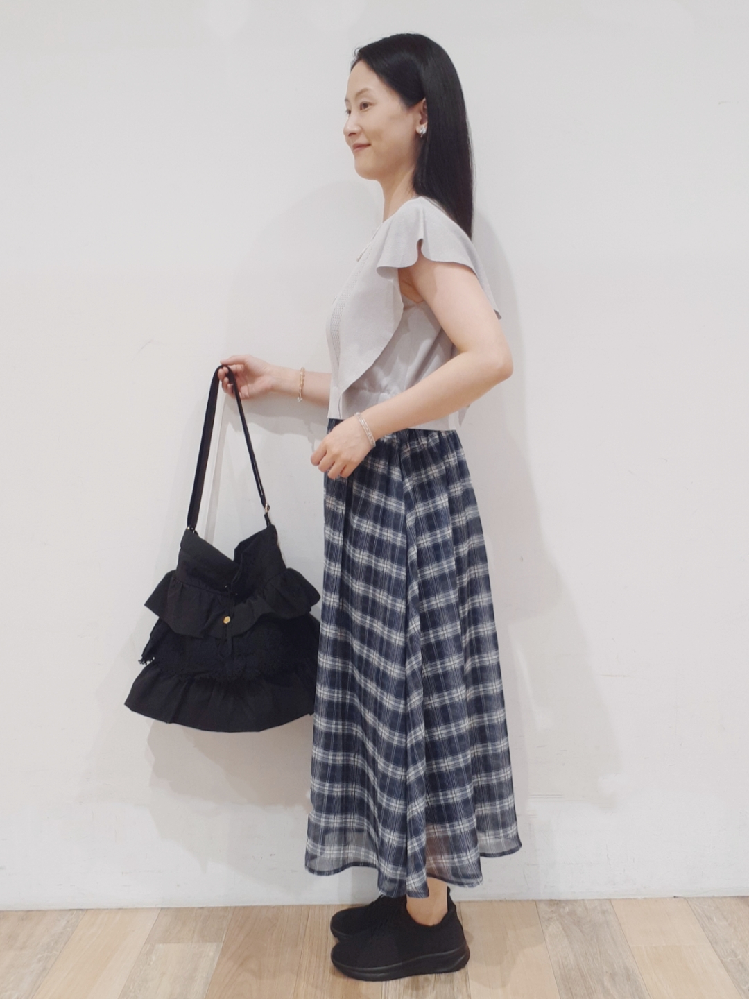 にこさんの「grove｜【低身長さんも選べる着丈・洗濯機◎】1枚で華やか 肩フリルニットドッキングワンピース」を使ったコーディネート
