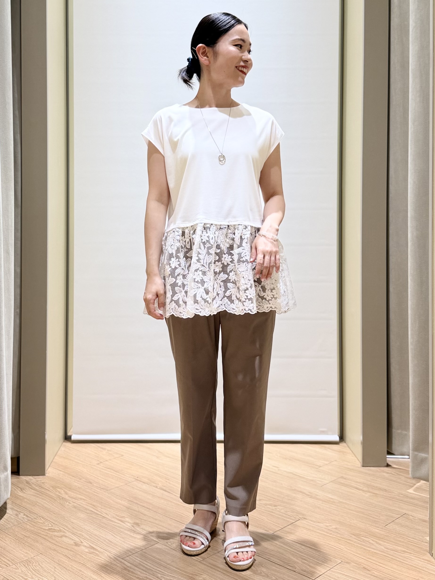 あんりさんの「grove｜【体型カバー】刺繍チュールレースドッキングカットソー」を使ったコーディネート
