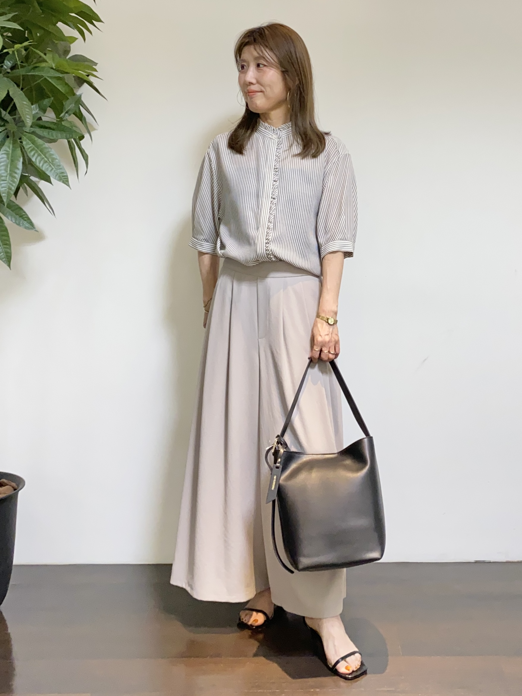 tomoさんの「UNTITLED｜【接触冷感/通気性/洗える】スタンドカラーフリルブラウス」を使ったコーディネート