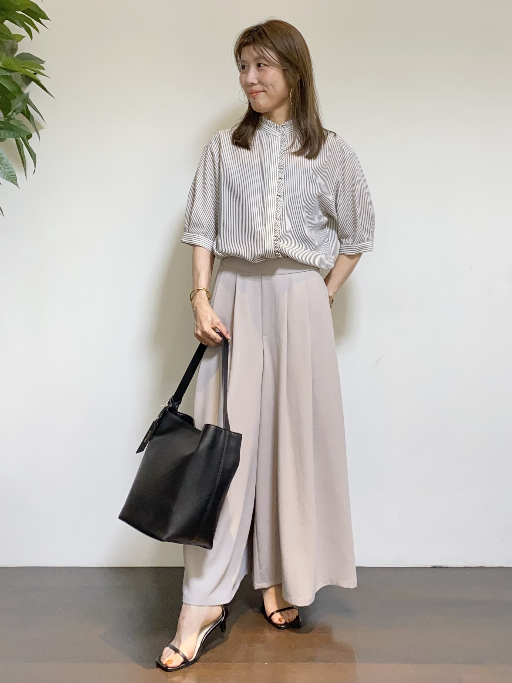 tomoさんの「UNTITLED｜【接触冷感/通気性/洗える】スタンドカラーフリルブラウス」を使ったコーディネート