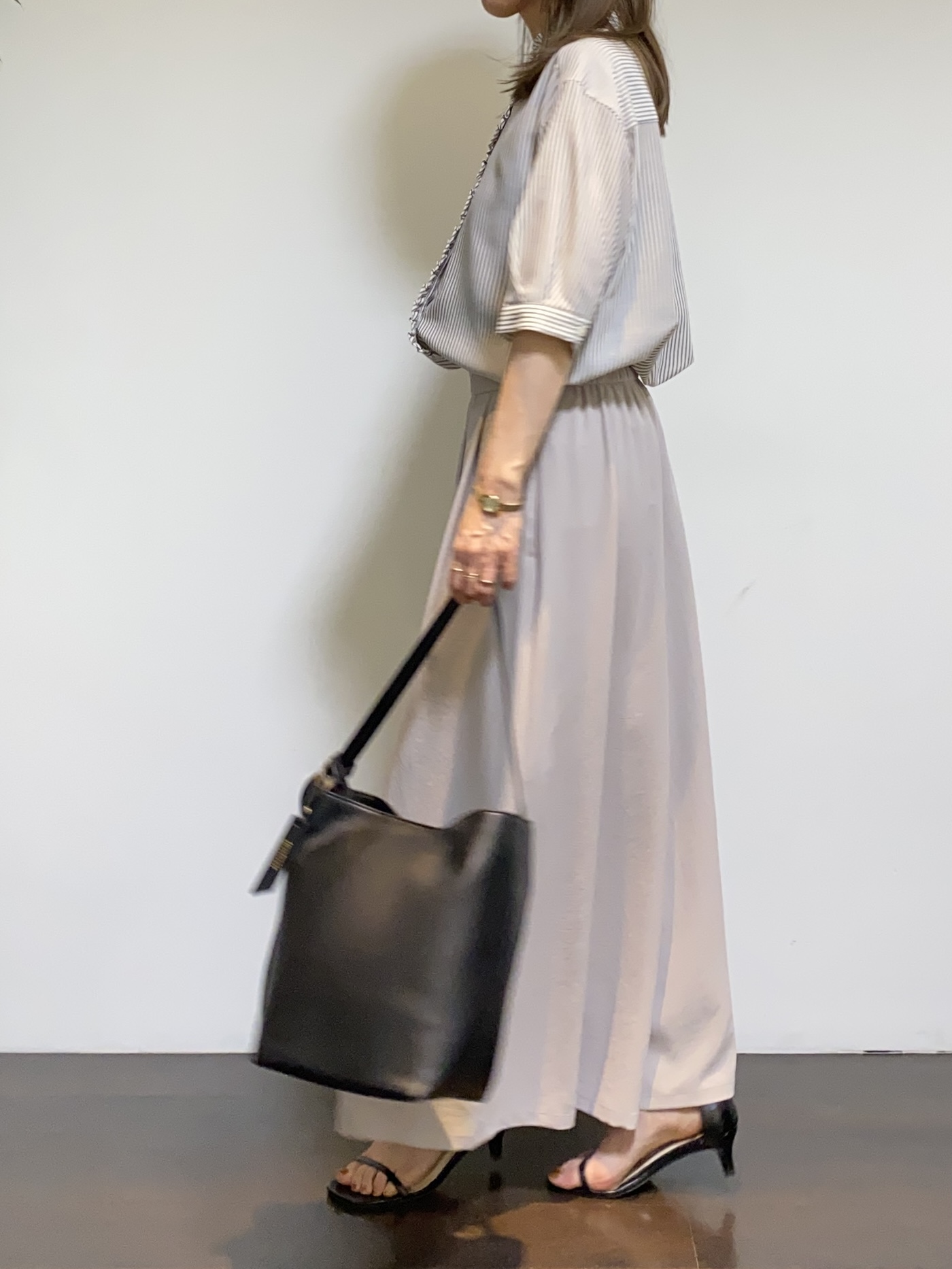 tomoさんの「UNTITLED｜【接触冷感/通気性/洗える】スタンドカラーフリルブラウス」を使ったコーディネート