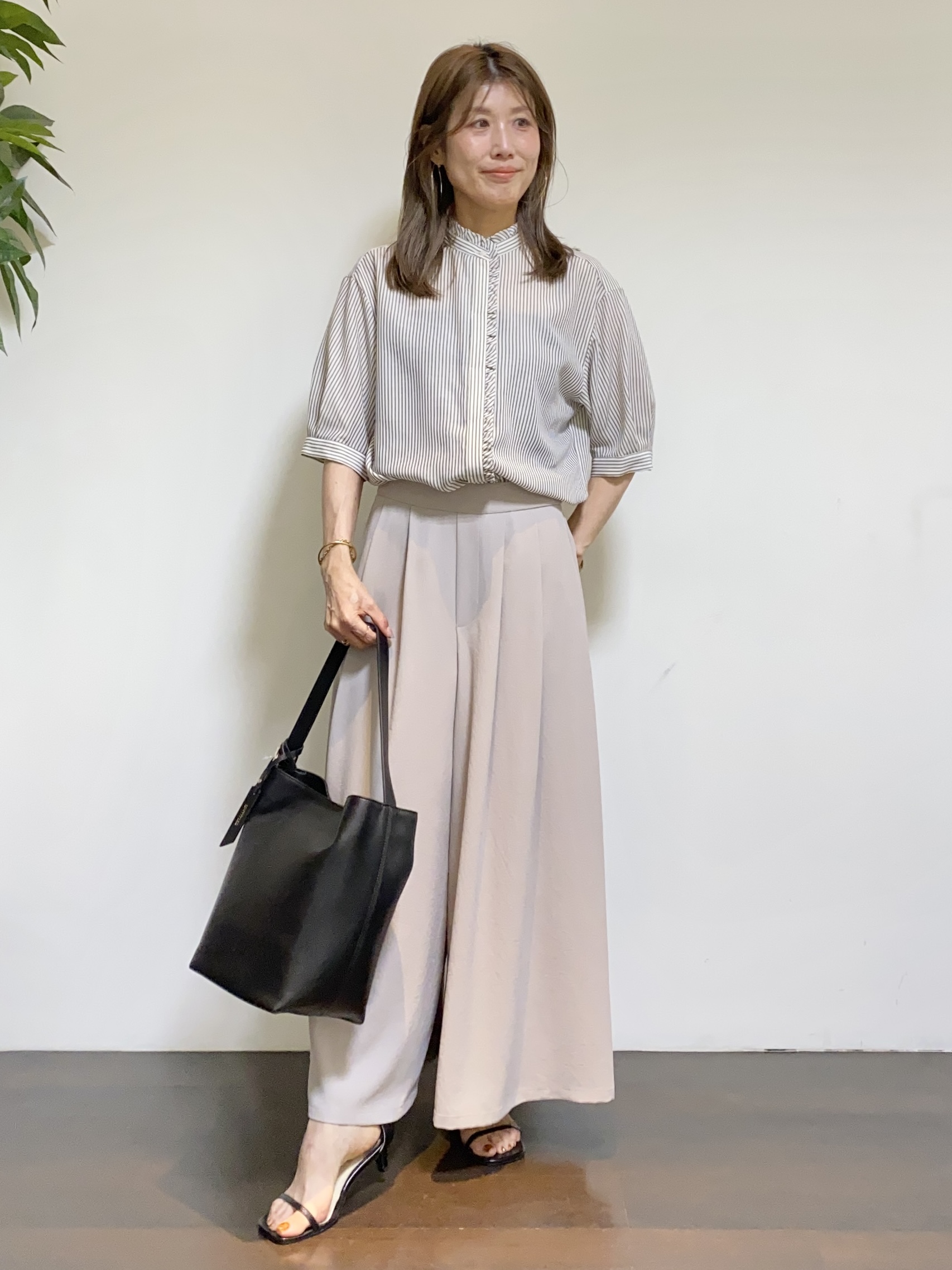 tomoさんの「UNTITLED｜【接触冷感/通気性/洗える】スタンドカラーフリルブラウス」を使ったコーディネート