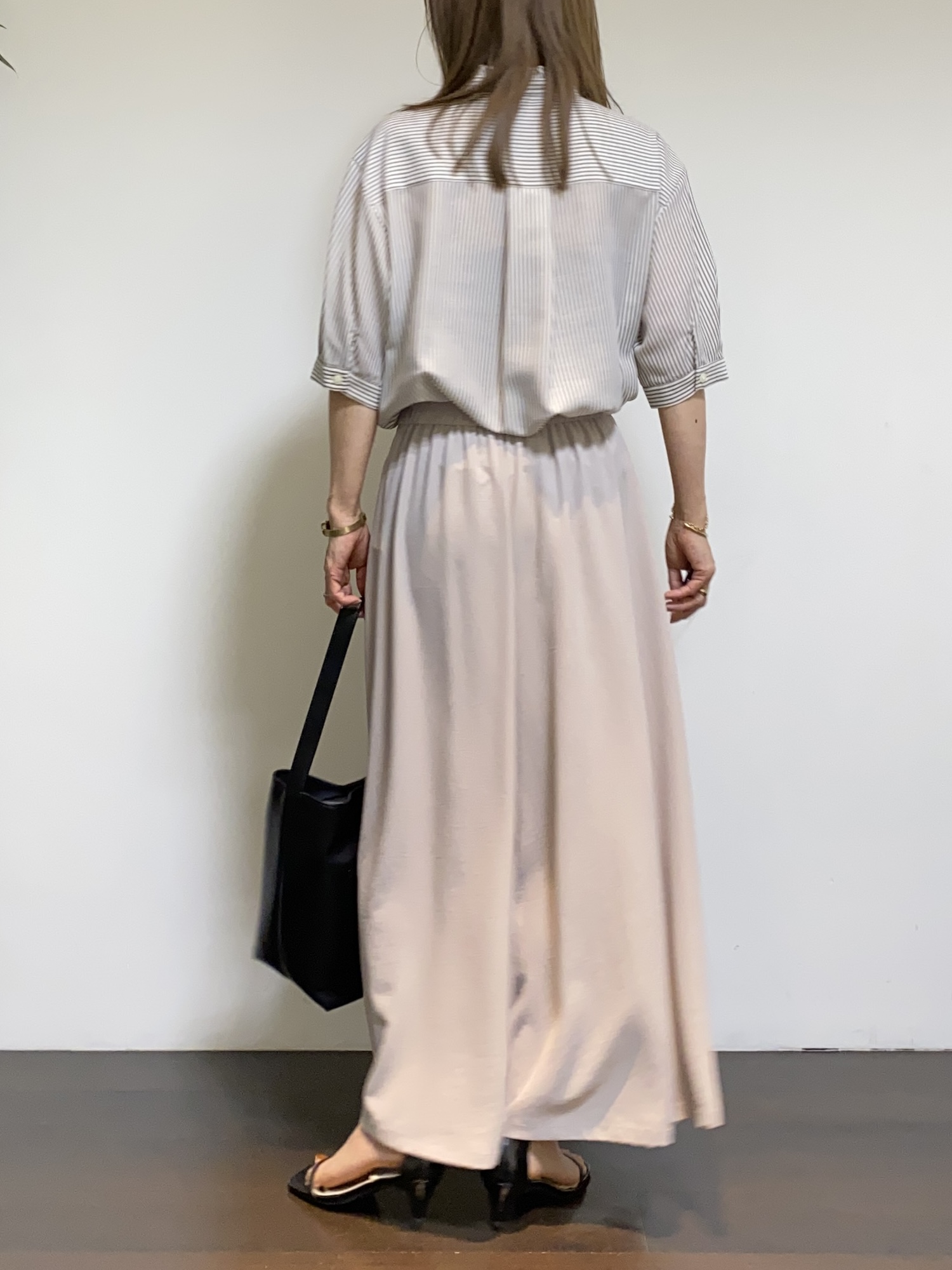 tomoさんの「UNTITLED｜【接触冷感/通気性/洗える】スタンドカラーフリルブラウス」を使ったコーディネート
