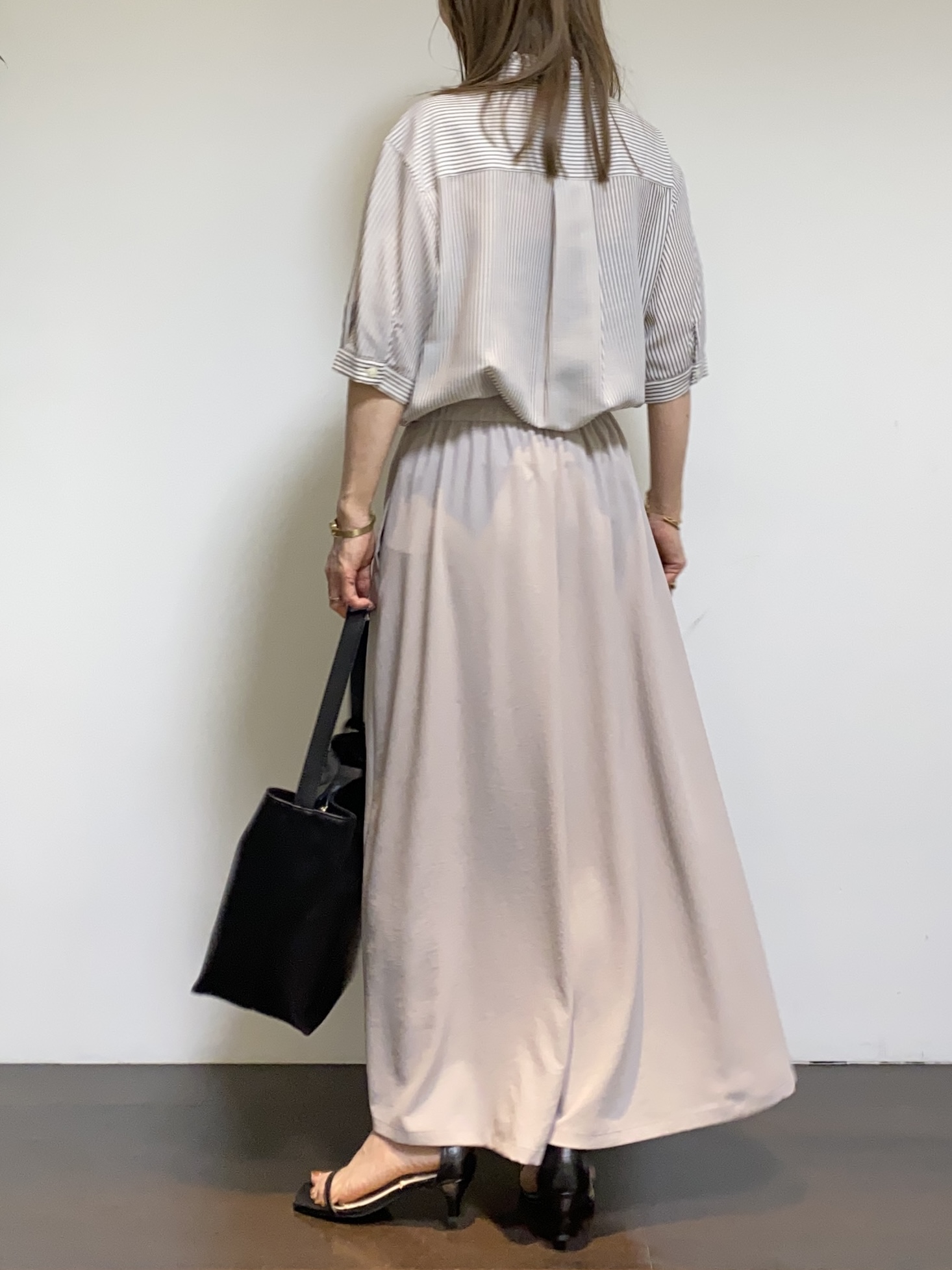 tomoさんの「UNTITLED｜【接触冷感/通気性/洗える】スタンドカラーフリルブラウス」を使ったコーディネート