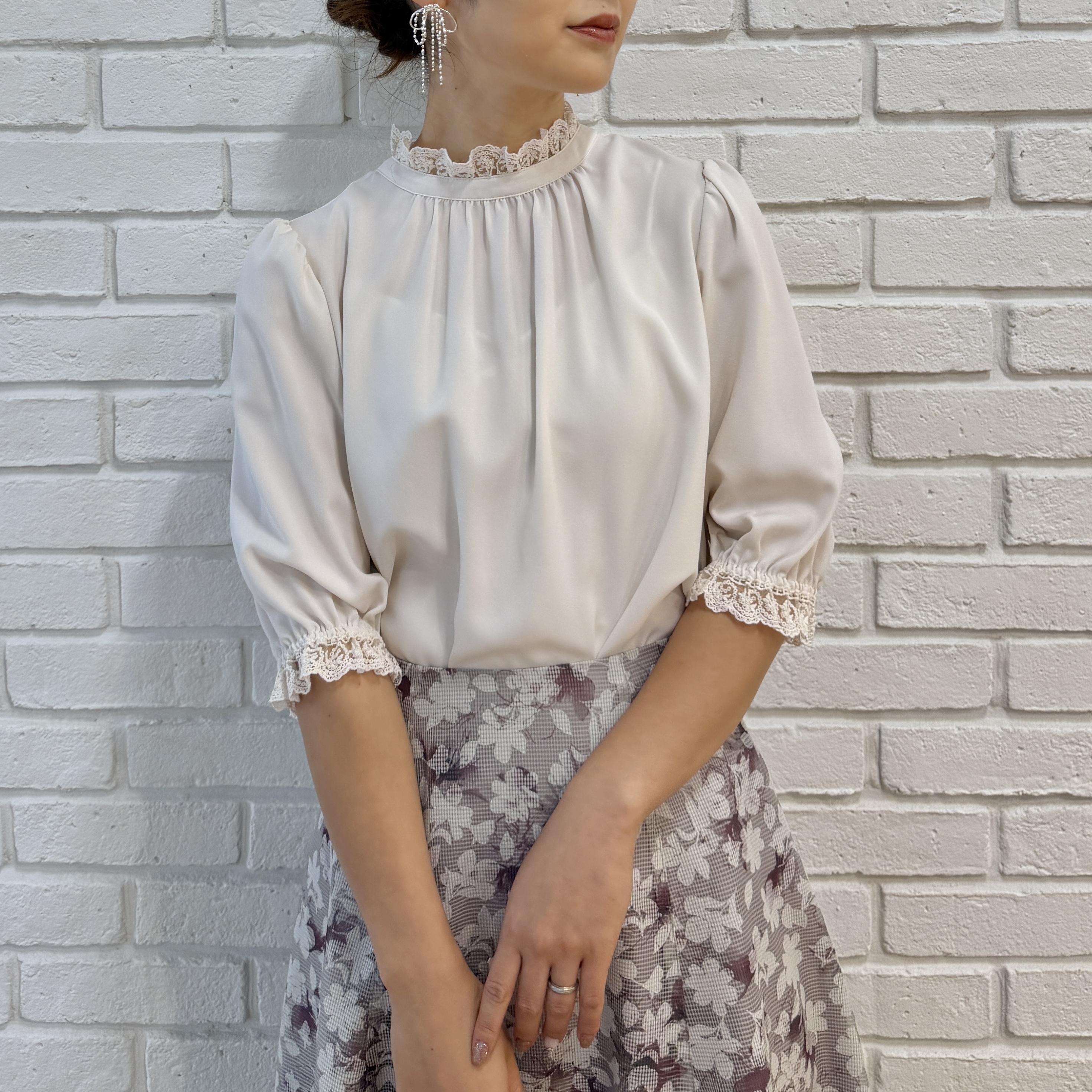 makiさんの「Couture brooch｜【大人上品・前後2WAY】エンブロレース 5分袖ブラウス【洗濯機可】」を使ったコーディネート