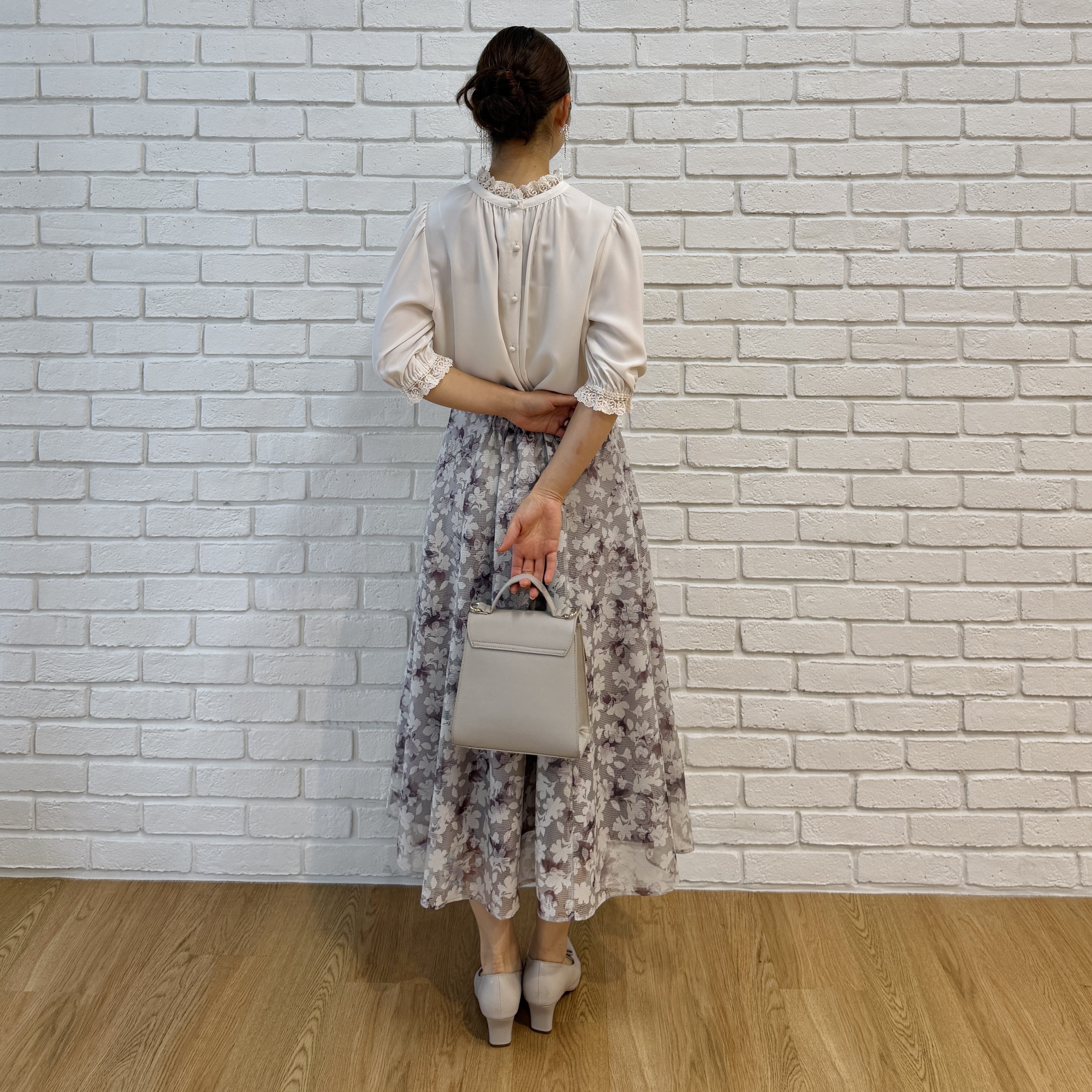 makiさんの「Couture brooch｜【大人上品・前後2WAY】エンブロレース 5分袖ブラウス【洗濯機可】」を使ったコーディネート